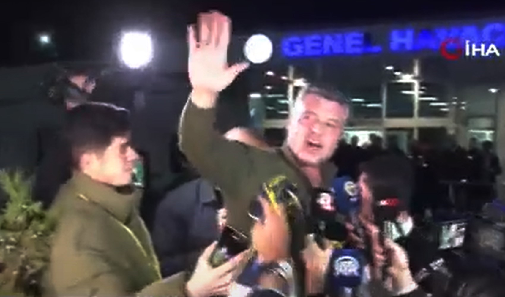 Sadettin Saran'ı kalabalık bir taraftar topluluğu karşıladı