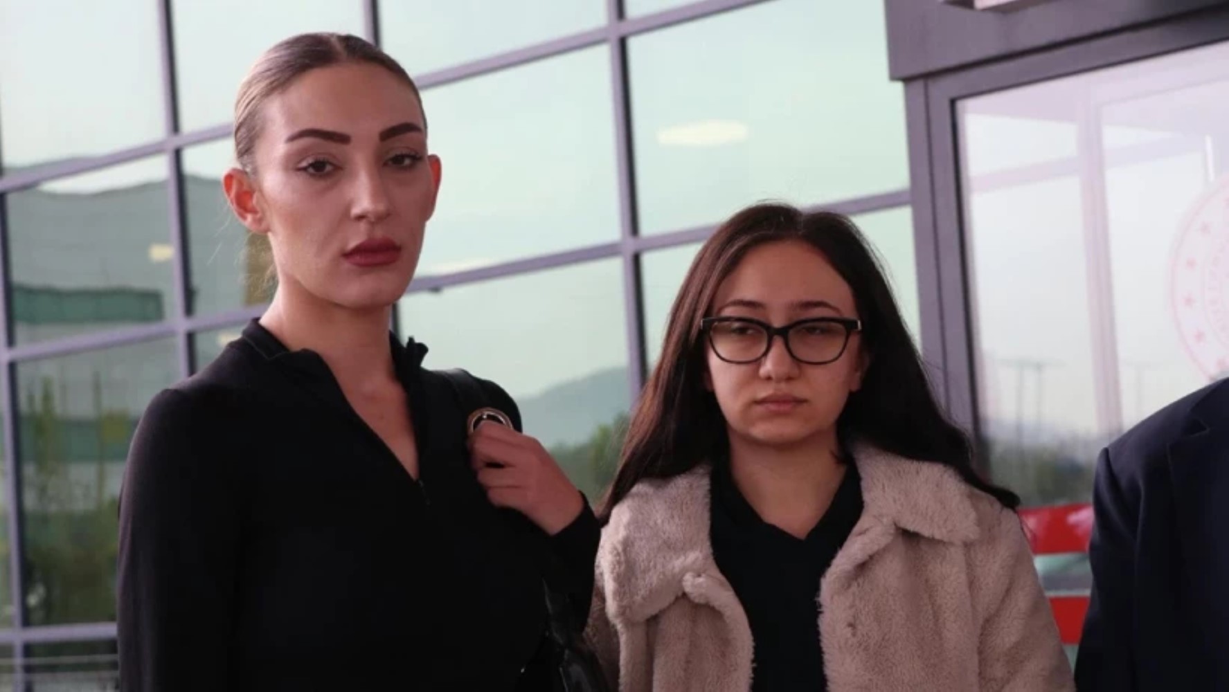 'Ablam, sevgilisi için annemi öldürmüş' sözleri gündem oldu... Güllü'nün kızı erkek arkadaşına silah çekmiş!