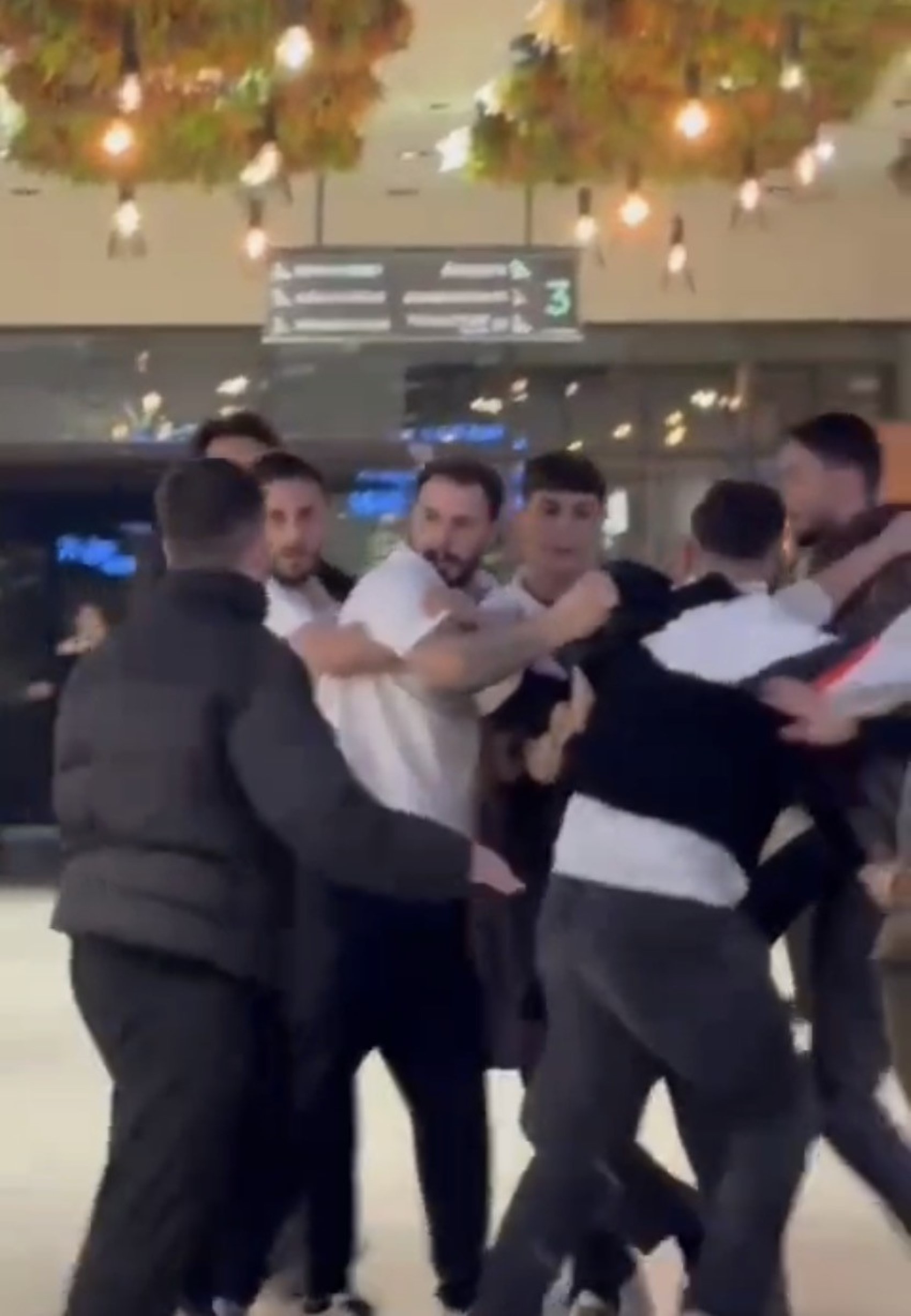 Maltepe'de AVM'de kavga