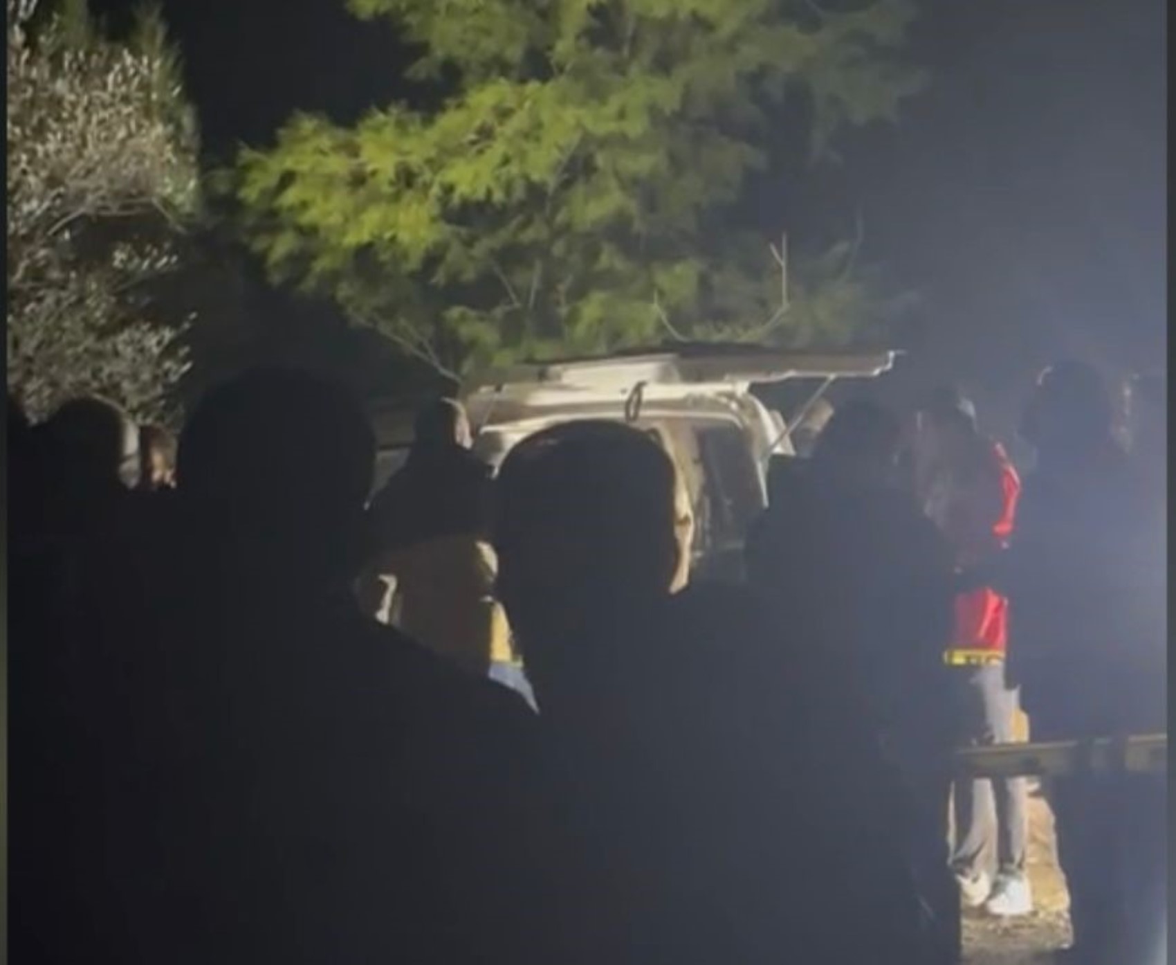 Mezarlıkta park halindeki araçta iki genç ölü bulundu