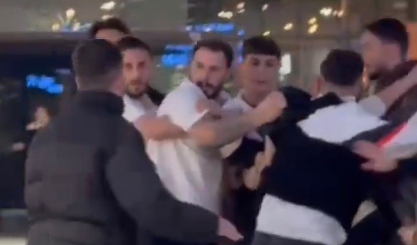 Maltepe'de AVM'de kavga