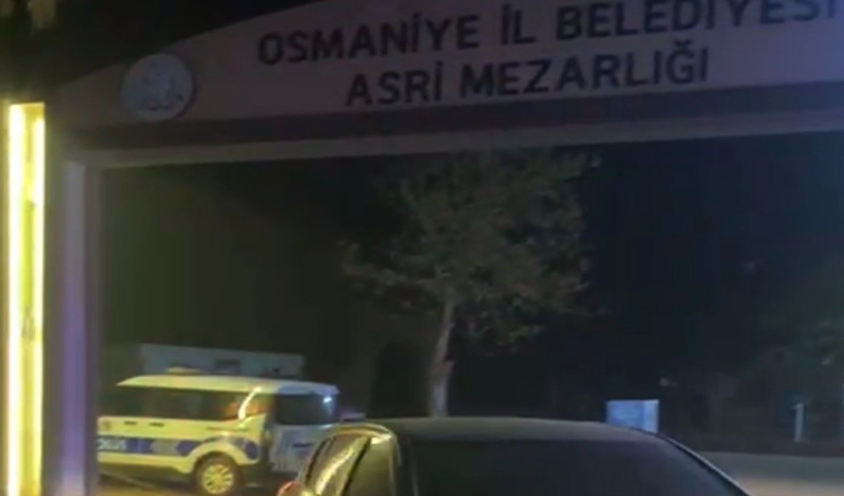 Mezarlıkta park halindeki araçta iki genç ölü bulundu