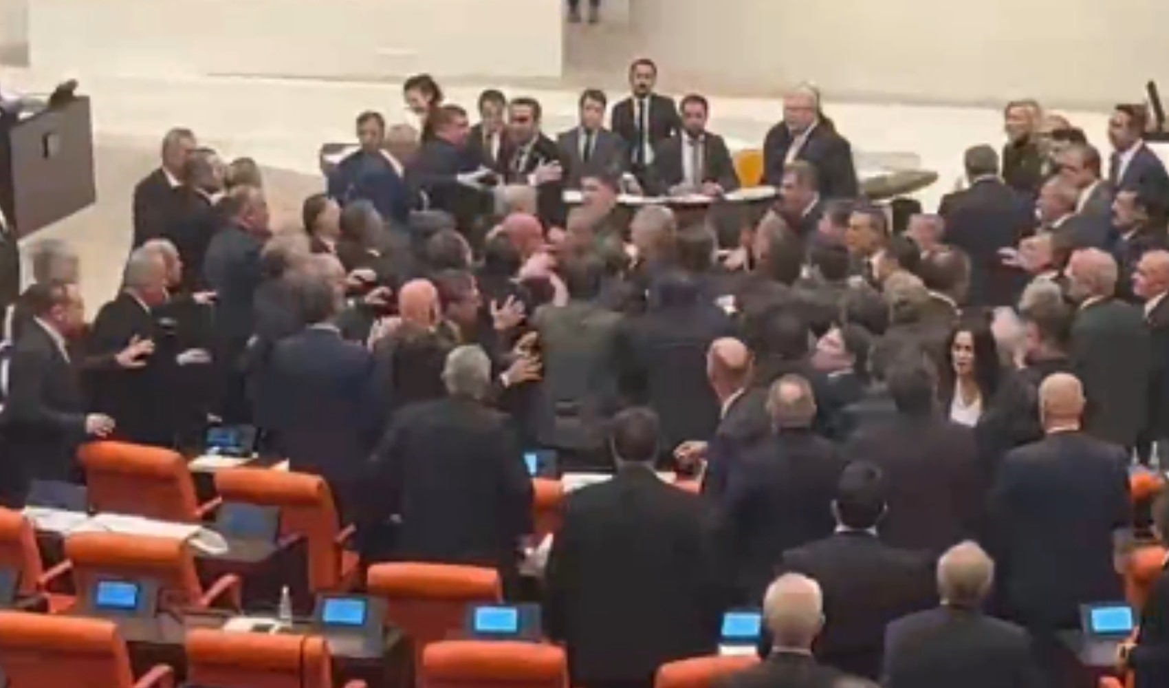 Son Dakika... Meclis'te büyük kavga: Oturuma ara verildi