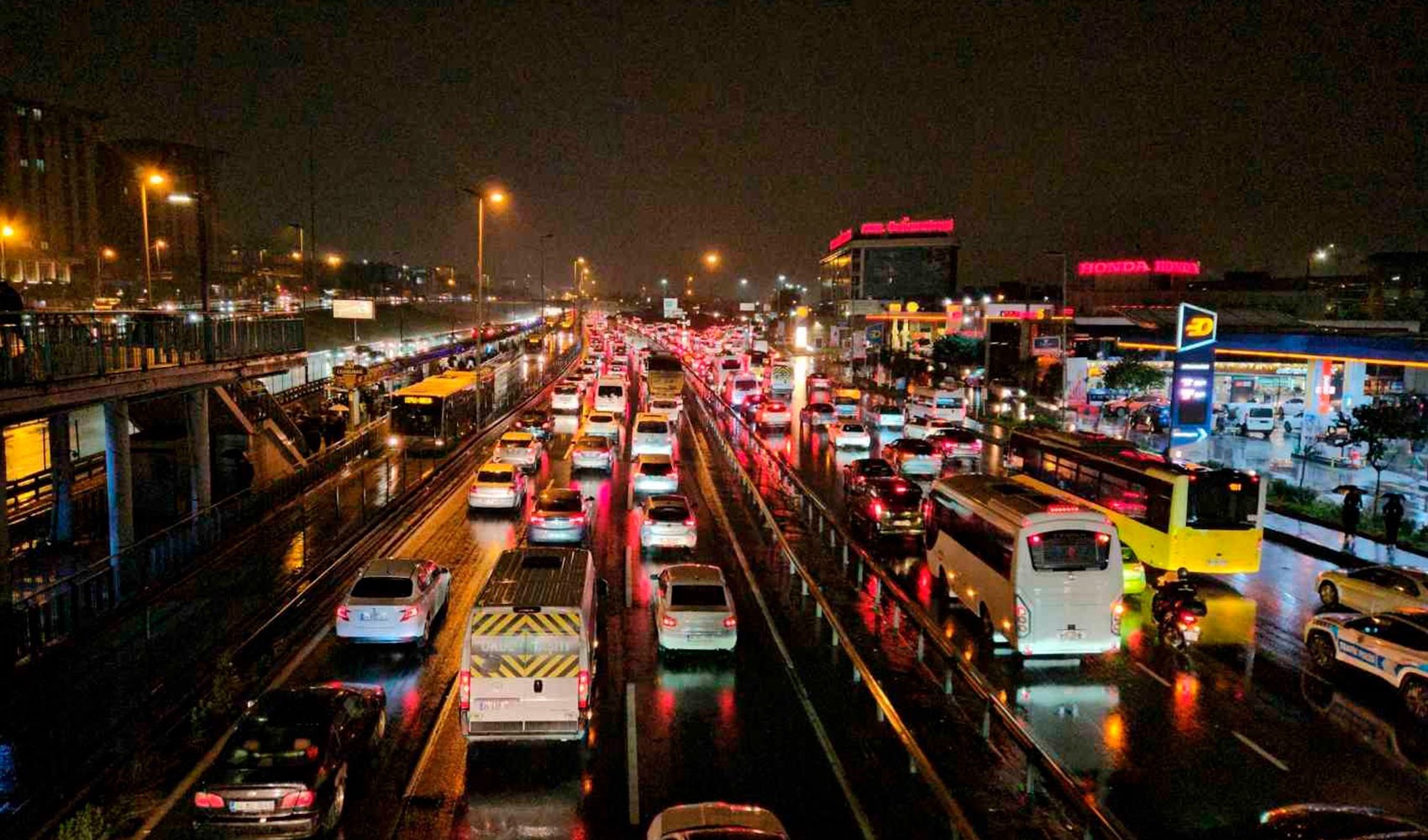İstanbul'da sağanak yağış trafiği kilitledi