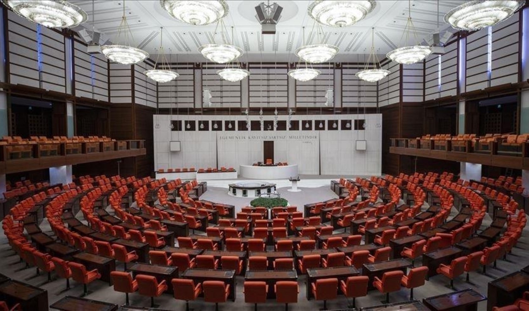 2026 bütçesi kadın hakları tartışmalarını alevlendirdi: Kadınların yaşam hakkı AKP ve MHP oylarıyla reddedildi