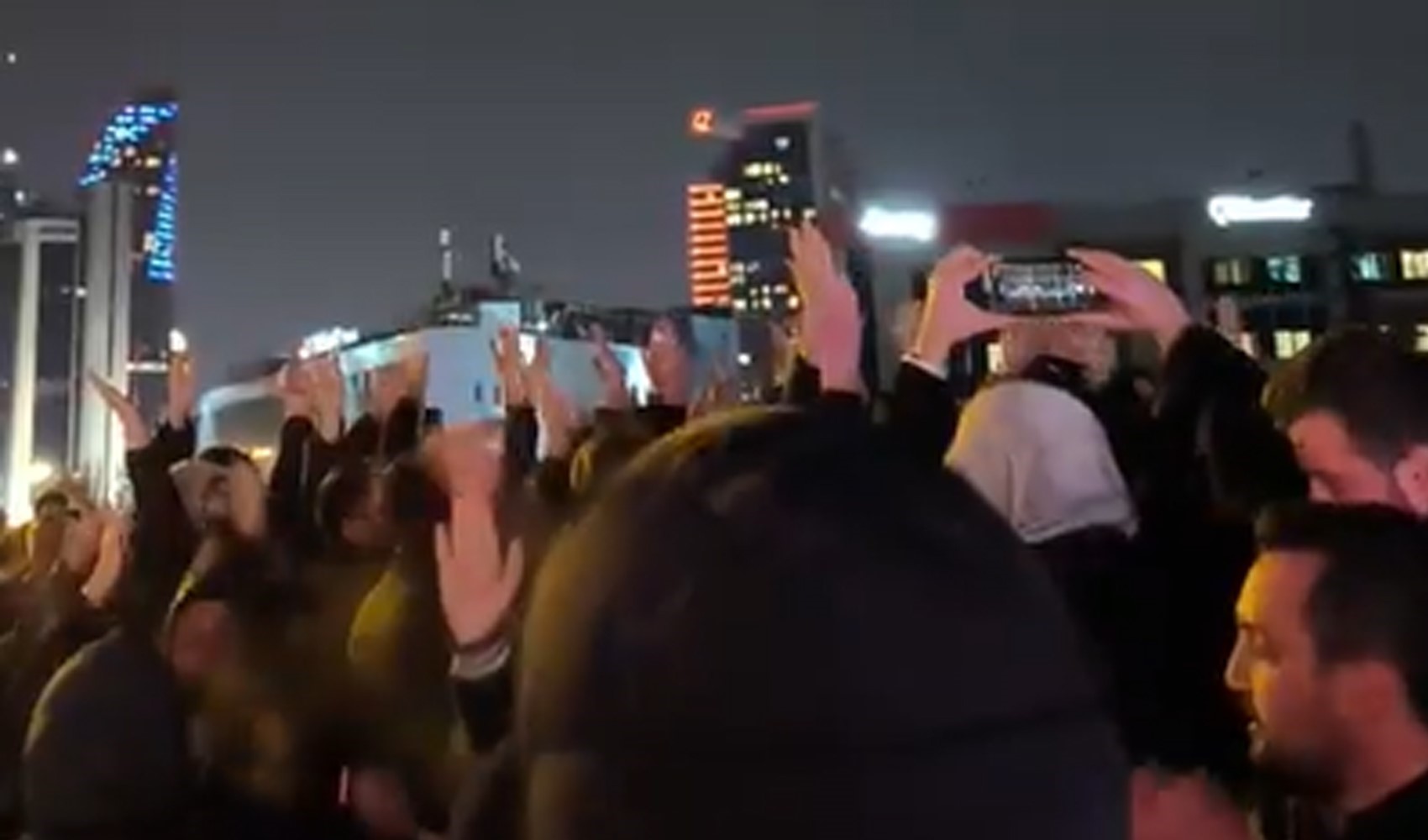 Fenerbahçe taraftarı, başkanları Sadettin Saran'a destek için toplandı