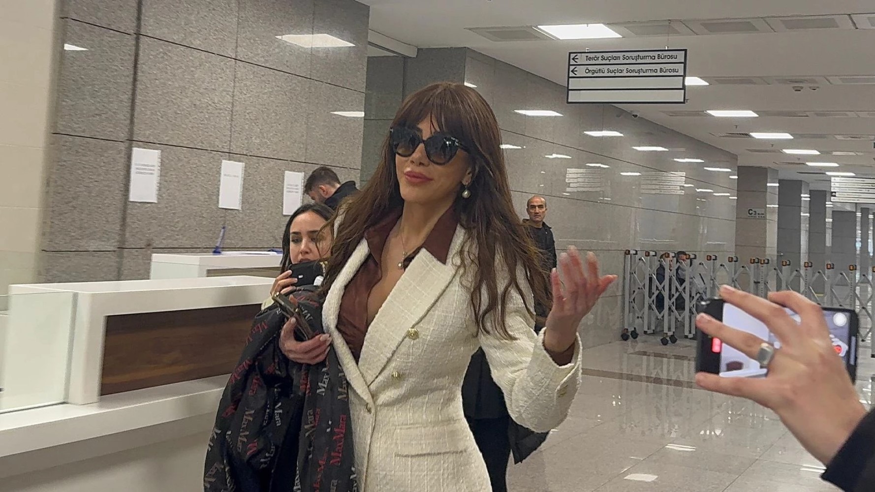 Ünlülere yönelik yeni bir operasyon yapılmıştı: O isimler Ela Rümeysa Cebeci'nin arşivinden çıktı! 'Dahası var...'