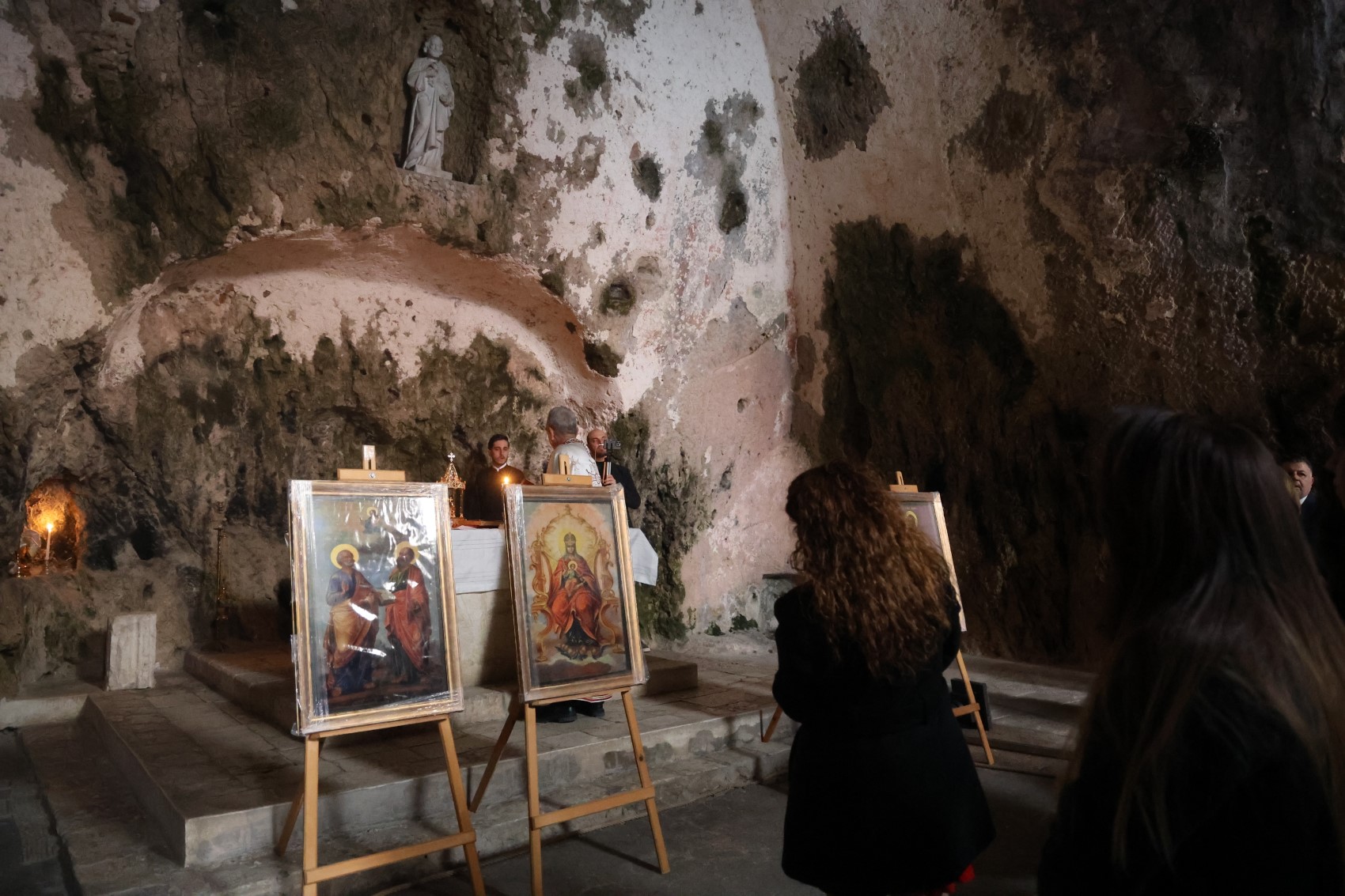 Dünya'nın ilk mağara kilisesinde Noel ayini
