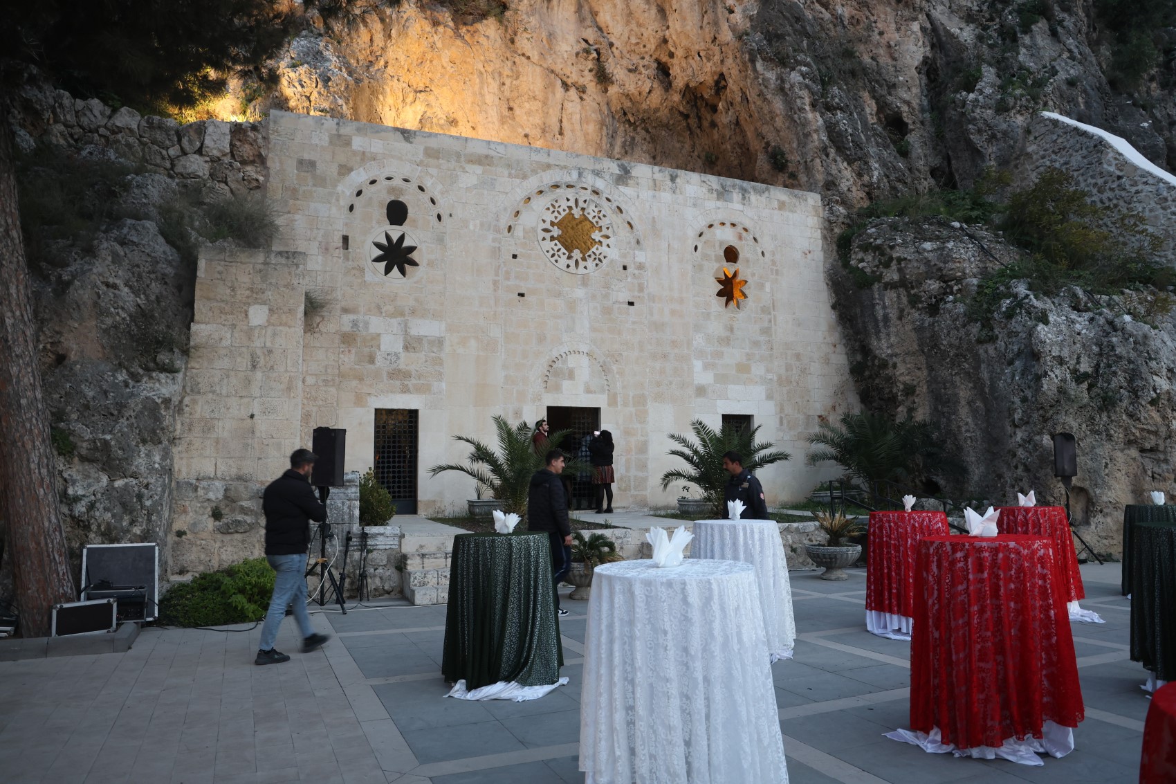 Dünya'nın ilk mağara kilisesinde Noel ayini