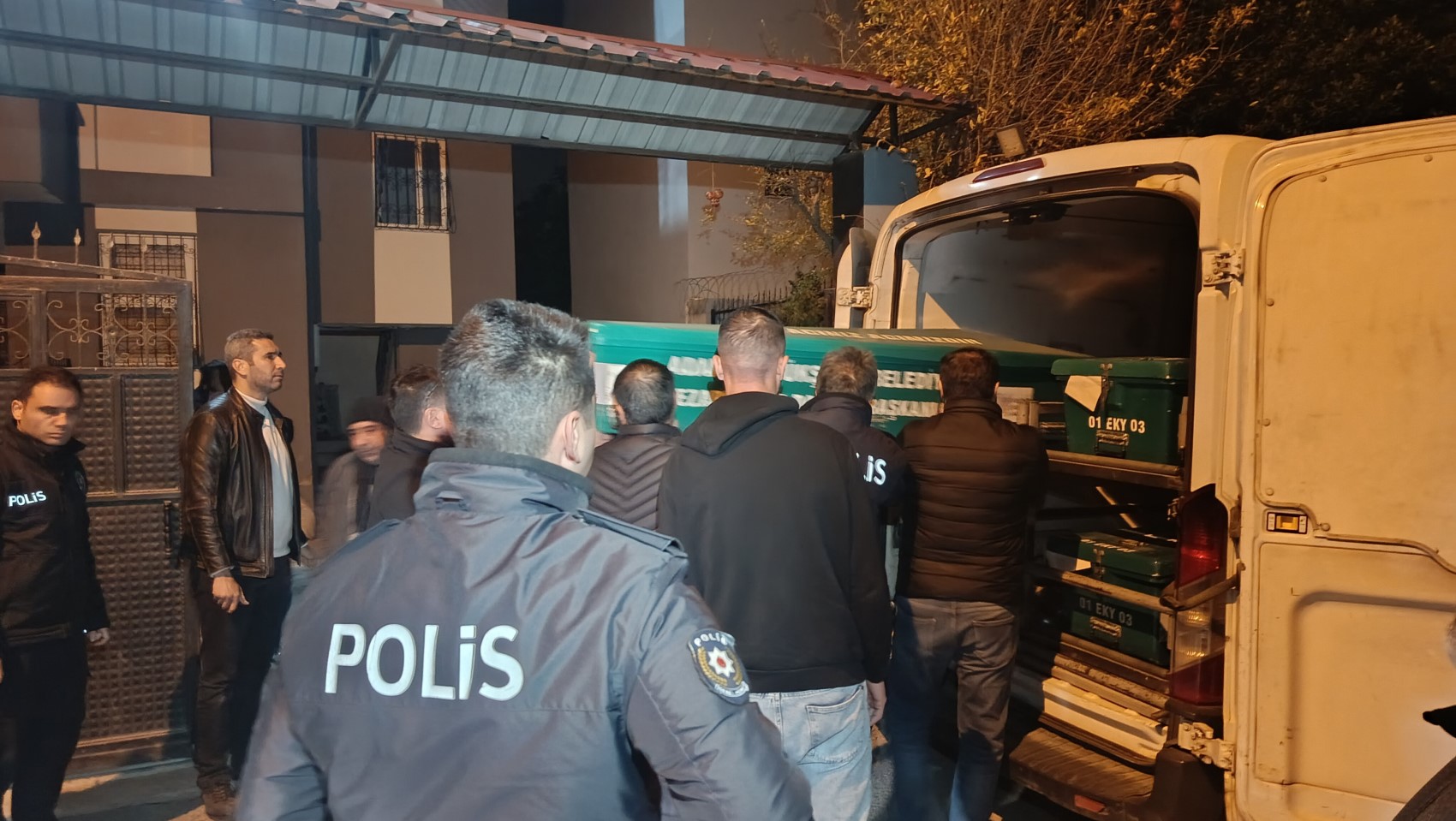 Baba, çocuklarını öldürüp intihar etti