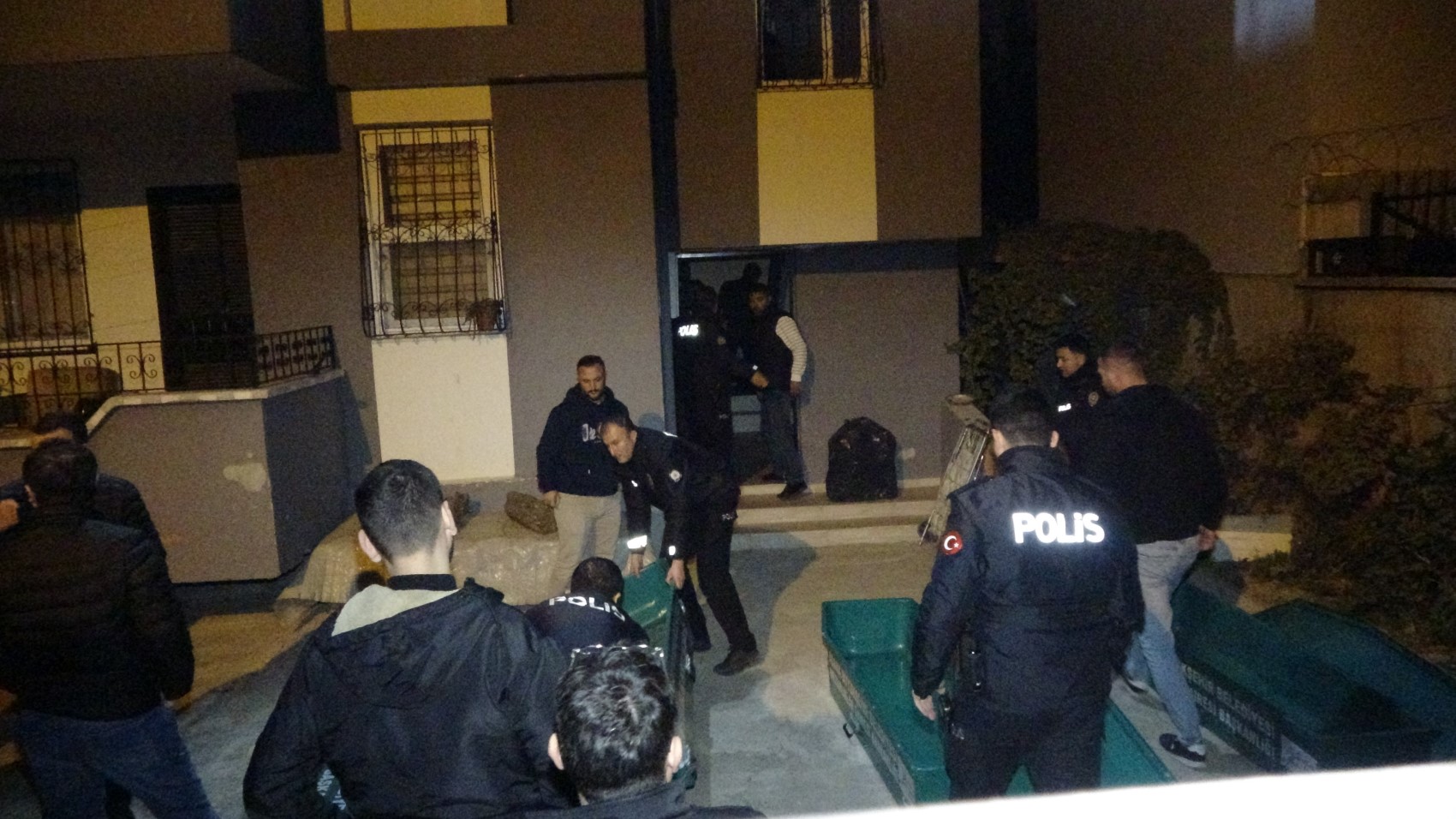 Baba, çocuklarını öldürüp intihar etti