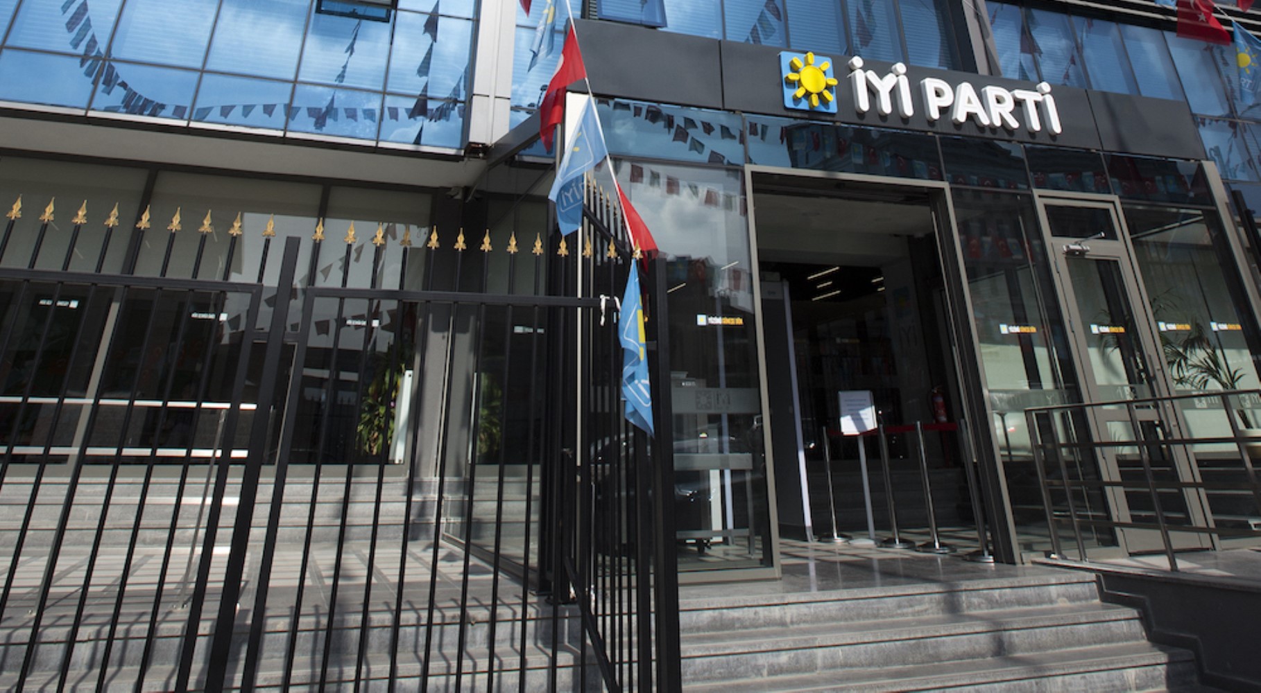 AREA anketi: CHP ve AKP kafa kafaya, MHP eriyor! İşte partilerin oy oranı...