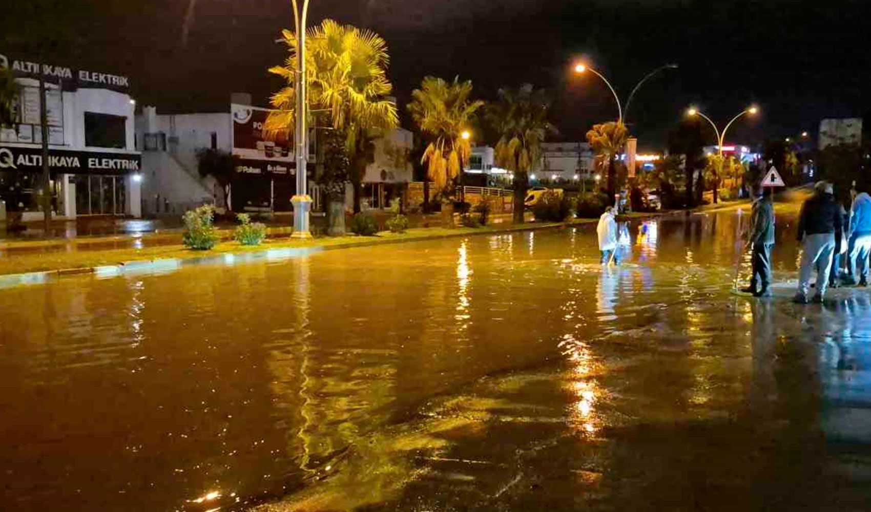 Bodrum'da yollar kapandı, ev ve iş yerlerini su bastı! Bir binanın istinat duvarı çöktü