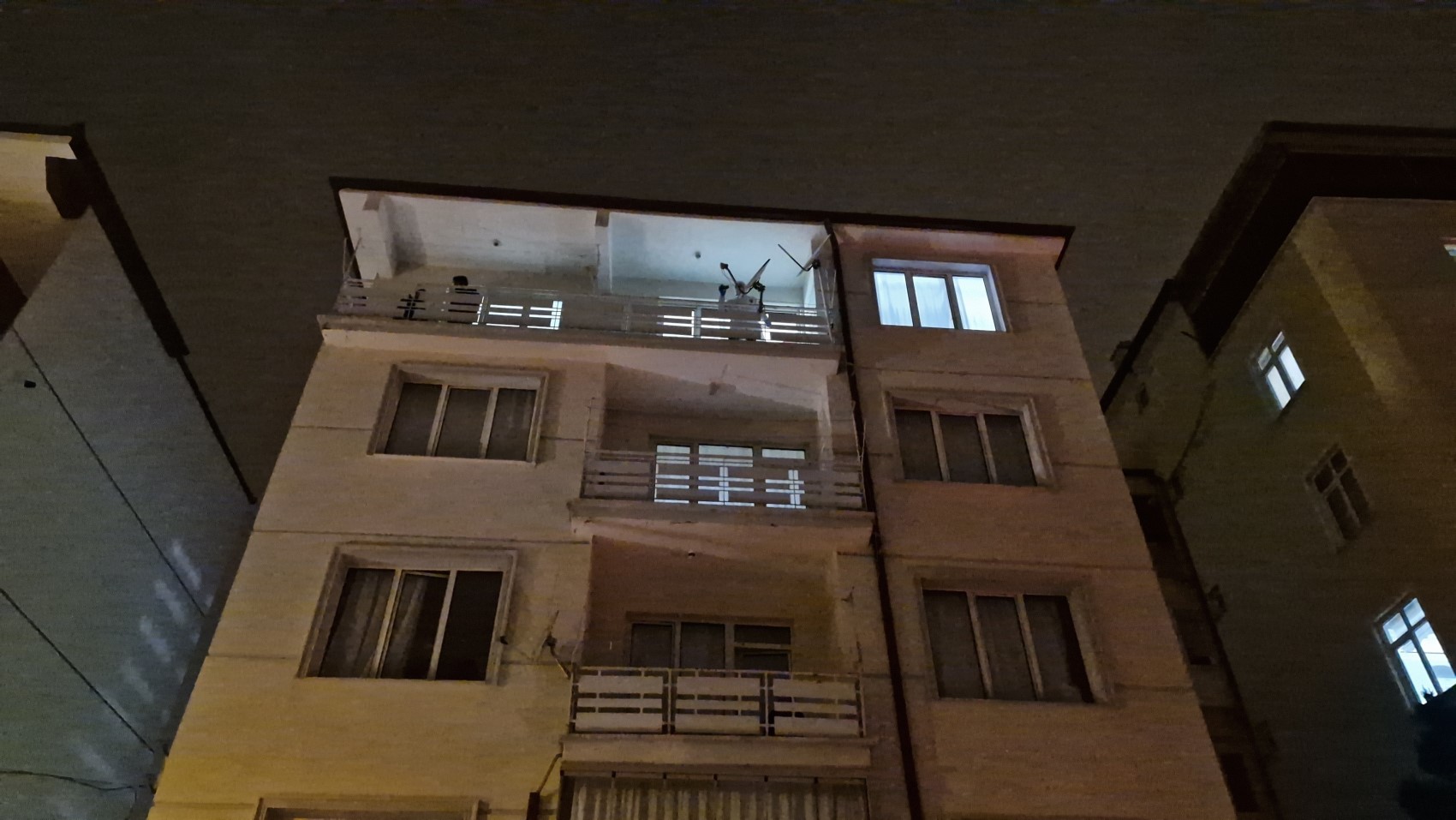 Boşanma aşamasındaki karısını öldürerek intihar etti