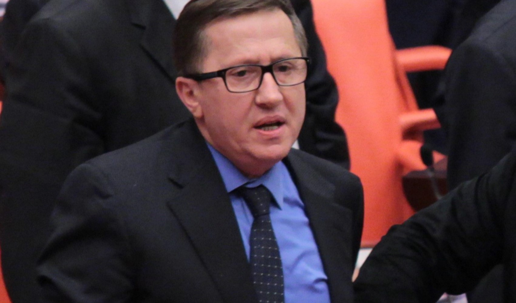 İYİ Partili Türkkan 'tetikçi ilanını' mecliste paylaştı: Yeni çıktım...