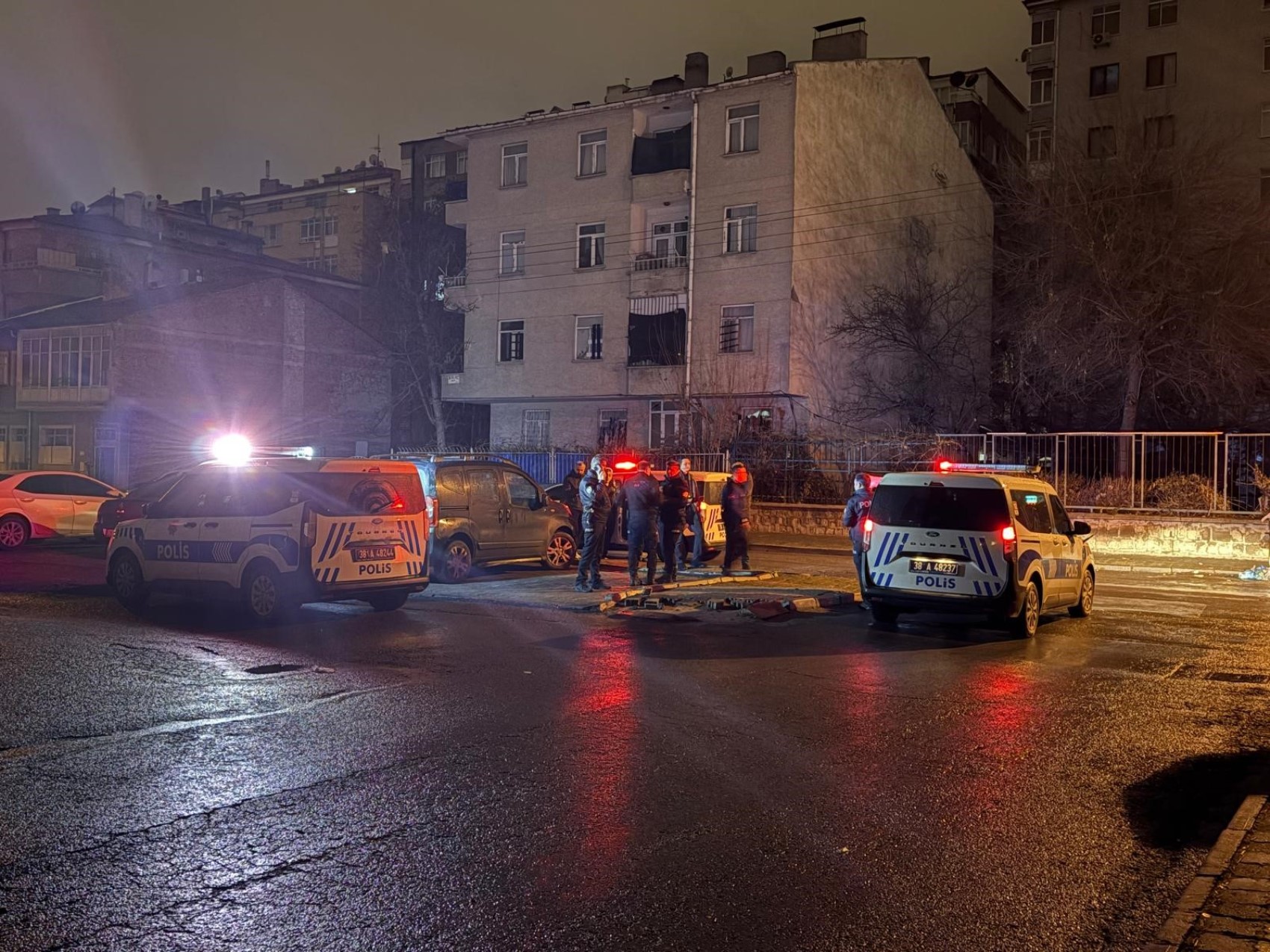 Adres sordukları çocuğu bıçakladılar