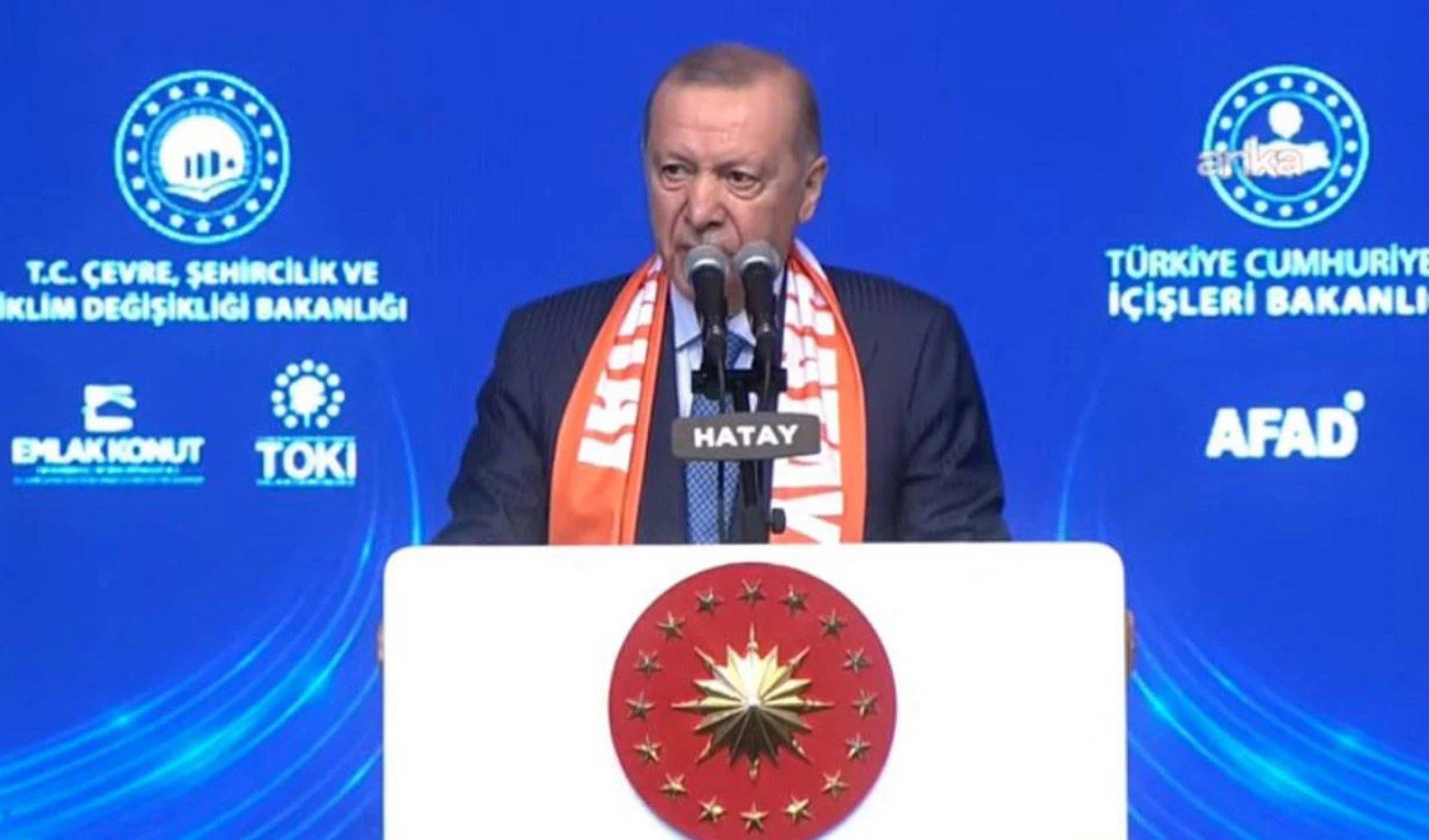 Anahtar teslim töreninde dikkat çeken anlar: Vatandaşlar Erdoğan'ın elini öptü