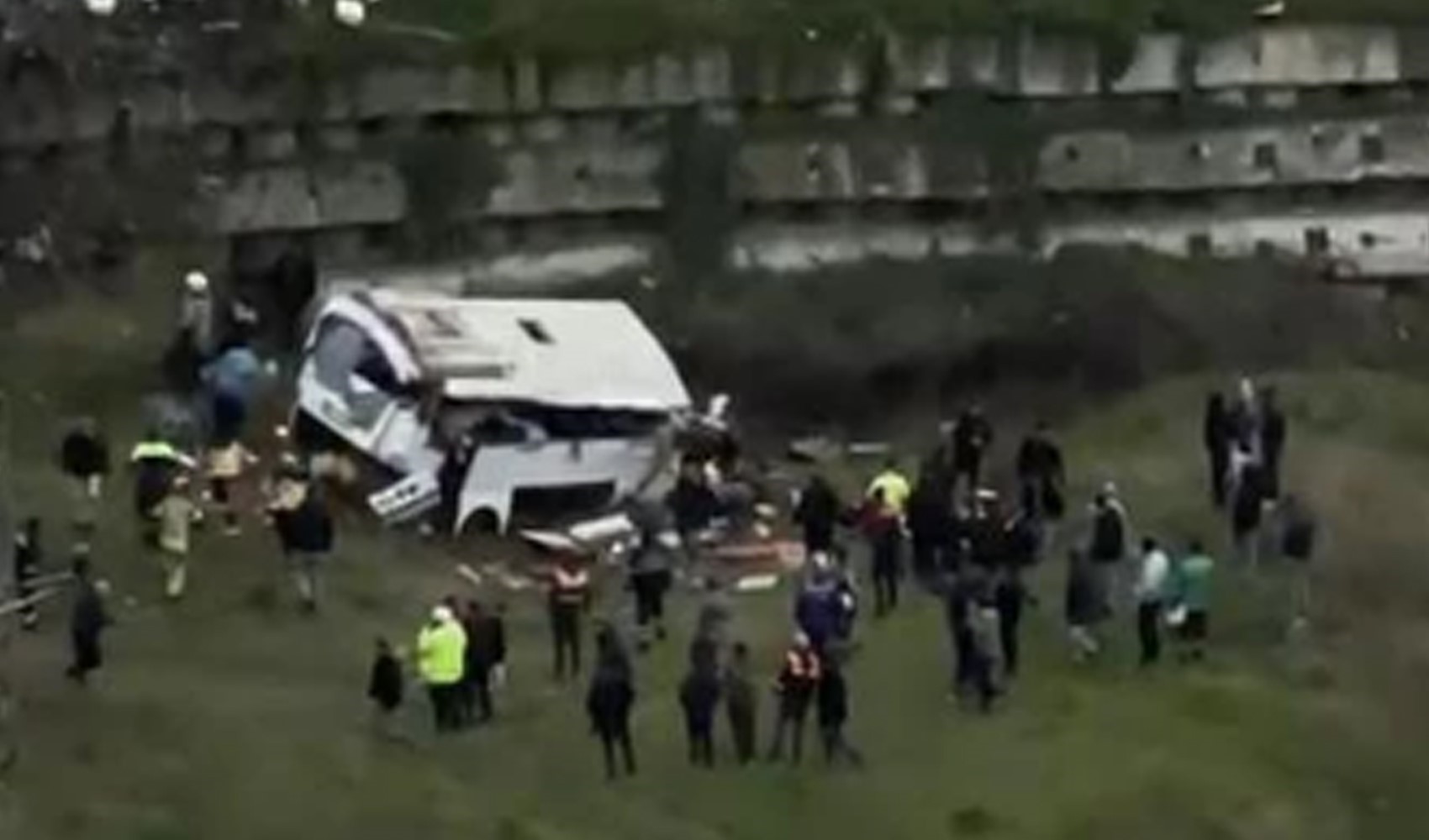 Esenyurt'ta servis aracı şarampole yuvarlandı: Ölü ve yaralılar var