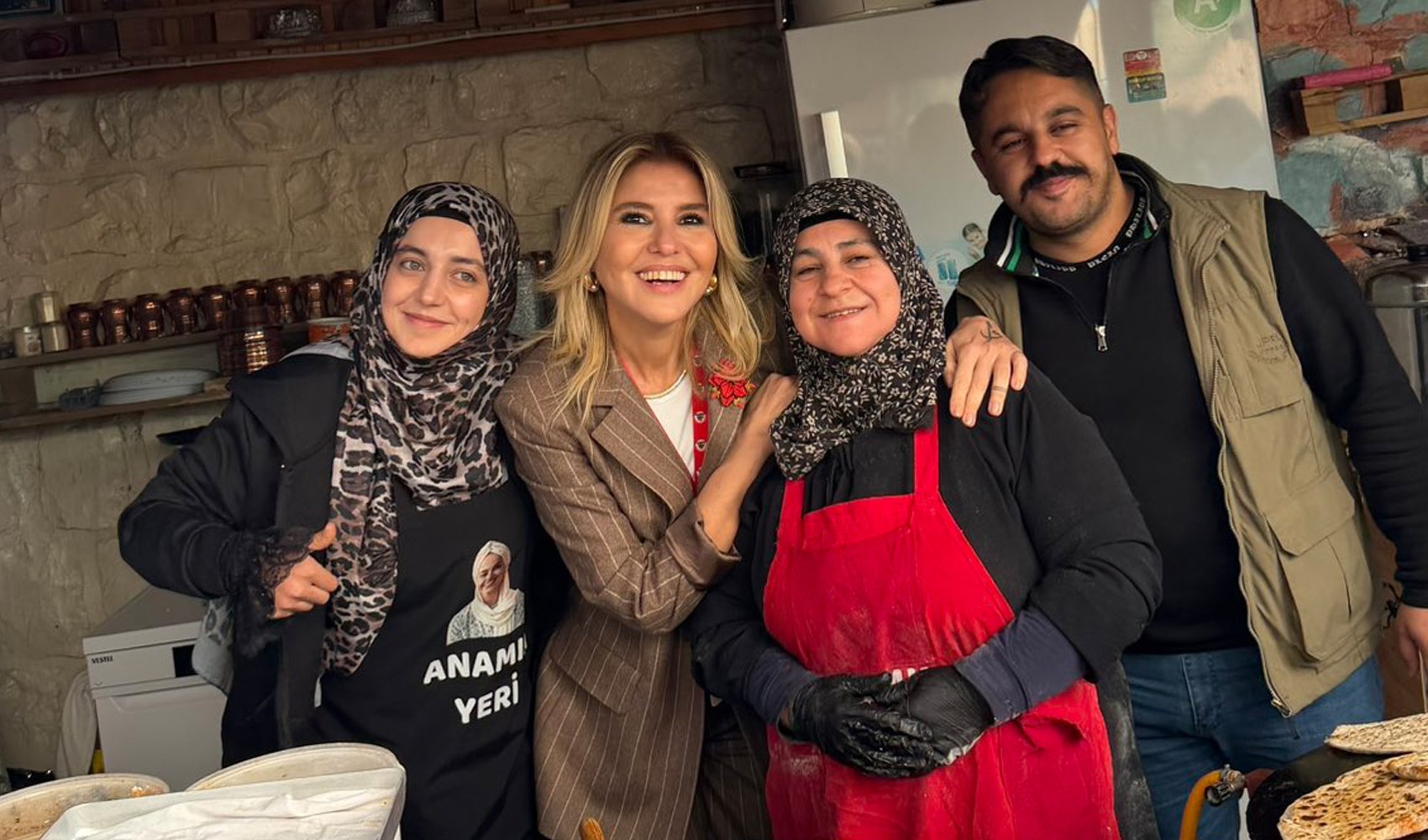 'Tesettürlü' kadının elini tutmadı yorumlarına Gülben Ergen'den yanıt