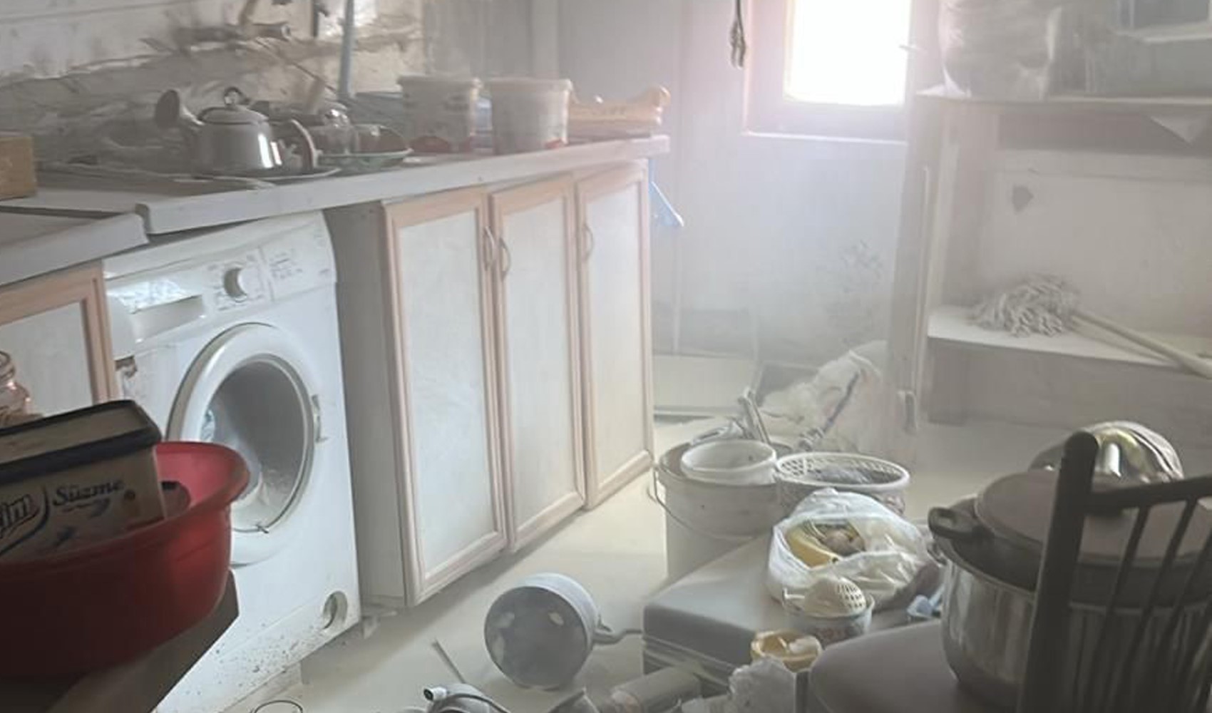 Polisleri görünce ateş etti, evinde yangın çıkardı