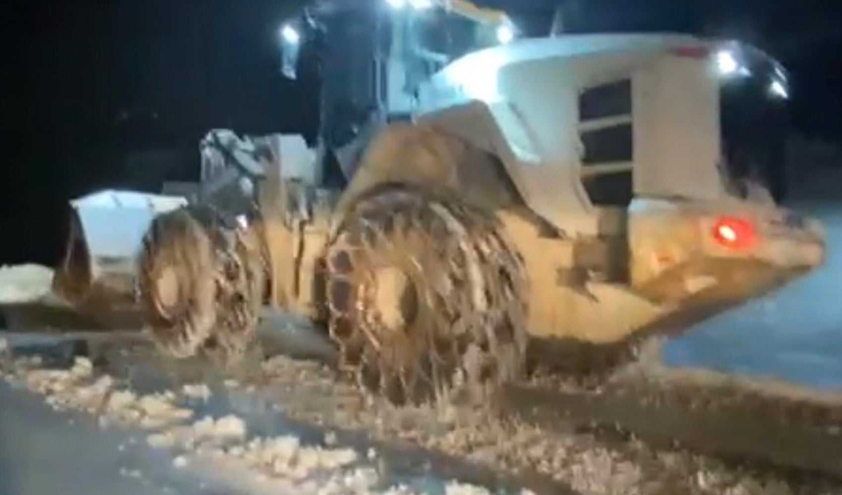 Kar yağışı 250 köy yolunu ulaşıma kapattı