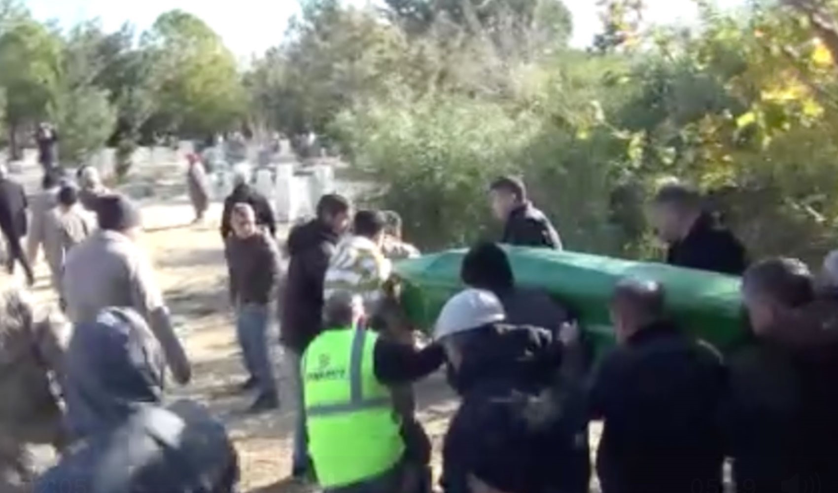 Silifke'de yangında hayatını kaybeden 2 kardeş aynı kabirde toprağa verildi