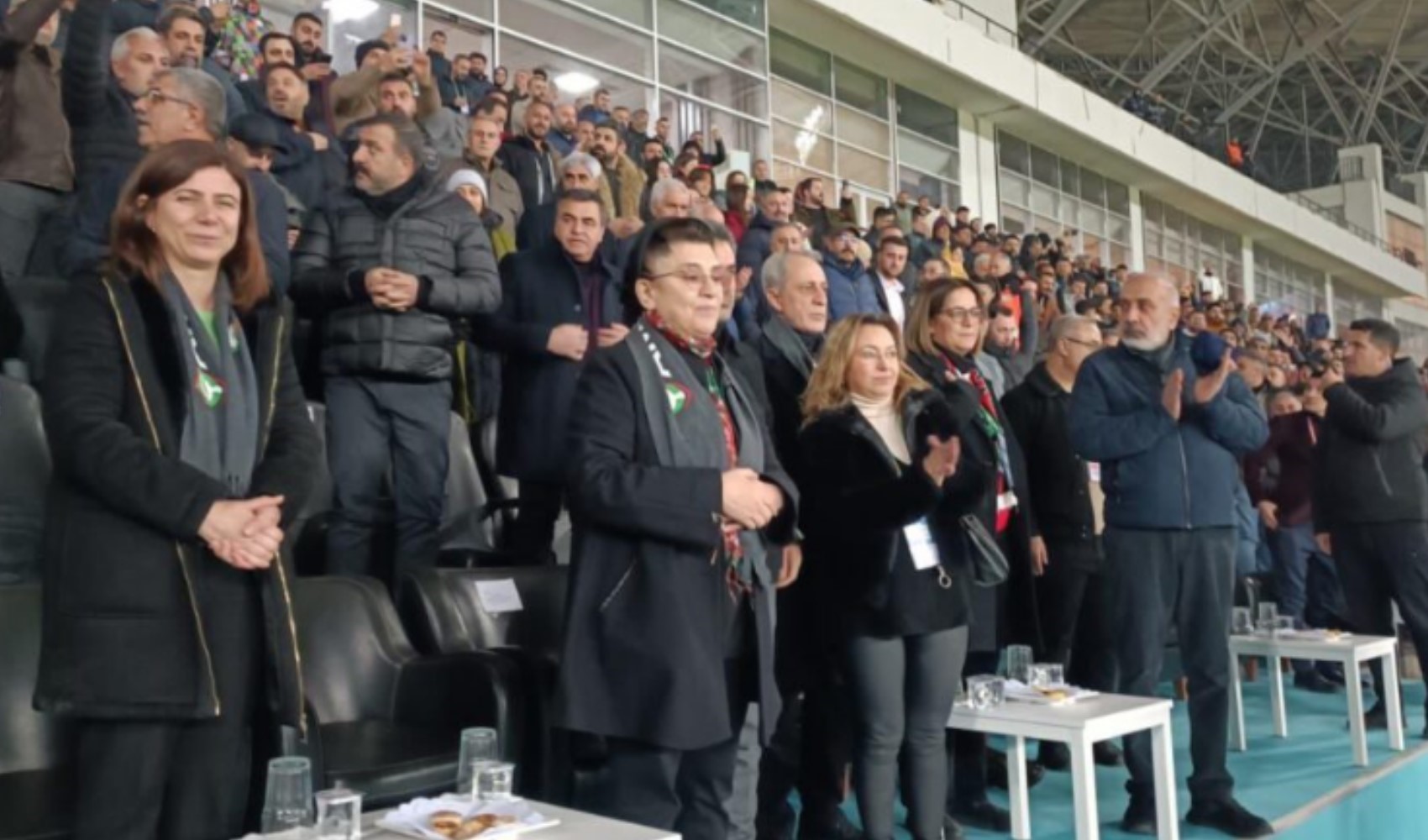 Leyla Zana Amedspor maçını izlemek için tribüne geldi: 'Leyla Zana onurumuzdur' tezahüratları