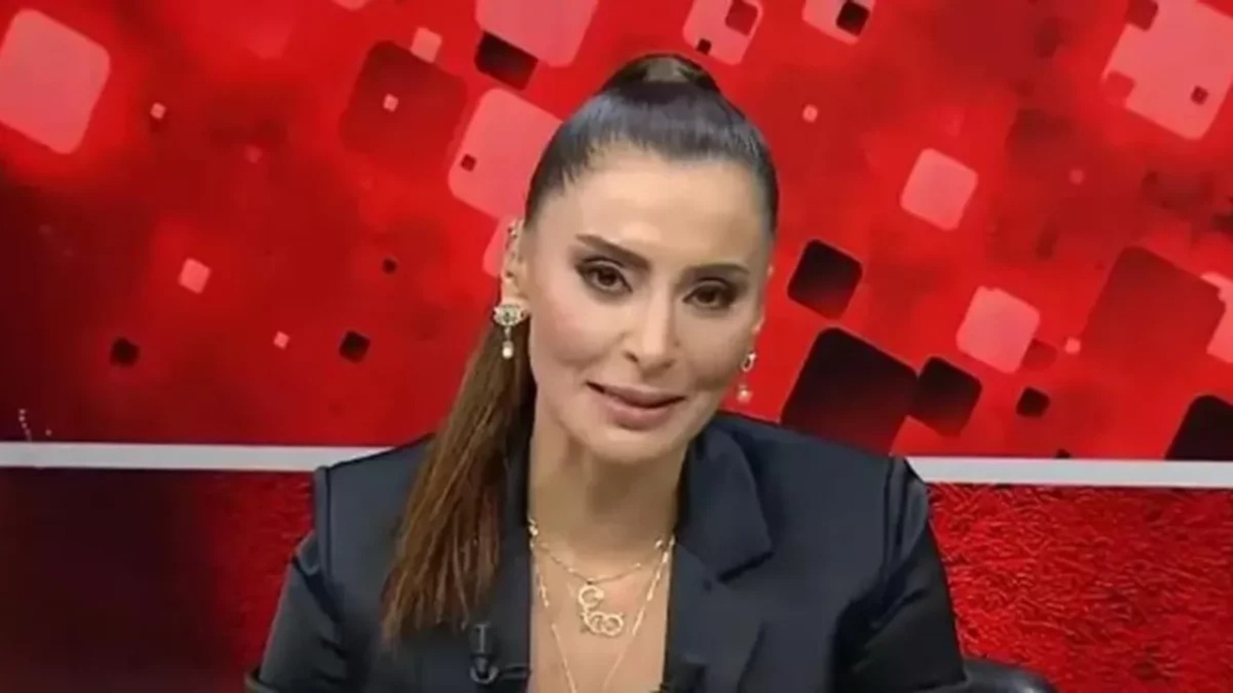 İktidar medyasında kavganın ateşi sönmüyor: Cem Küçük, Hande Fırat'ı topa tuttu! 'Bir gün Özgür Özel’le de araları iyi olacak'