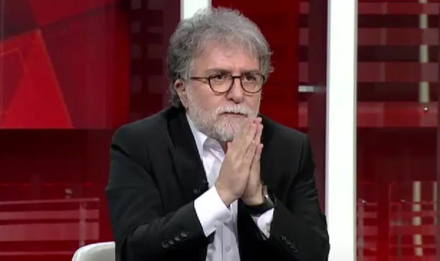 İktidar medyasında kavganın ateşi sönmüyor: Cem Küçük, Hande Fırat'ı topa tuttu! 'Bir gün Özgür Özel’le de araları iyi olacak'