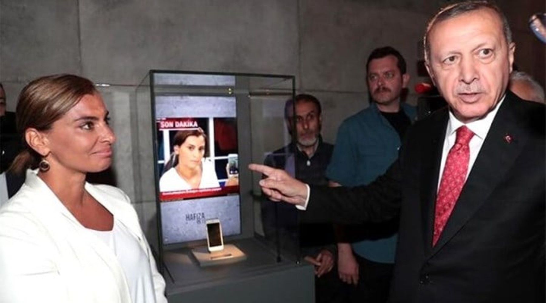 İktidar medyasında kavganın ateşi sönmüyor: Cem Küçük, Hande Fırat'ı topa tuttu! 'Bir gün Özgür Özel’le de araları iyi olacak'