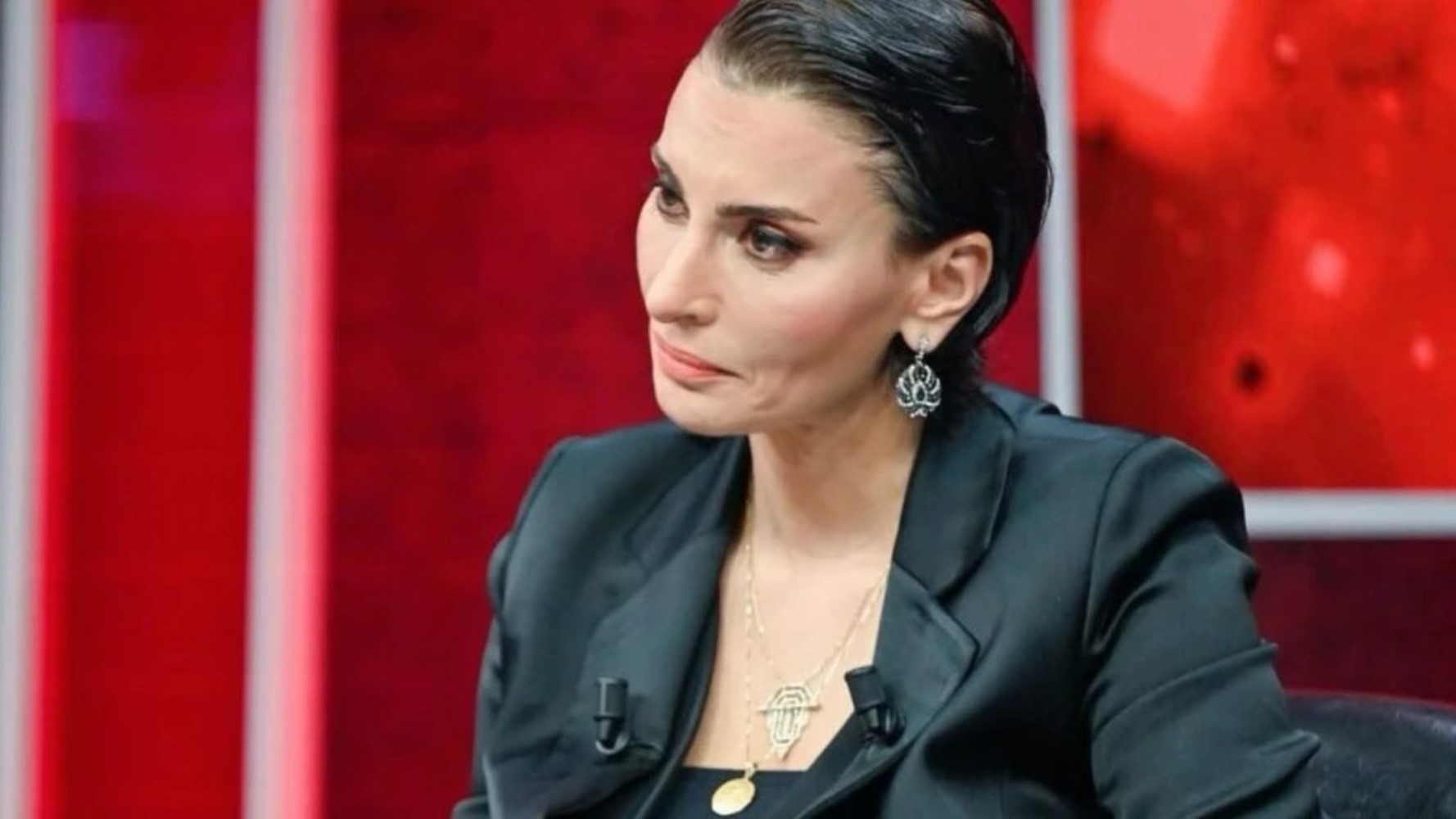 İktidar medyasında kavganın ateşi sönmüyor: Cem Küçük, Hande Fırat'ı topa tuttu! 'Bir gün Özgür Özel’le de araları iyi olacak'