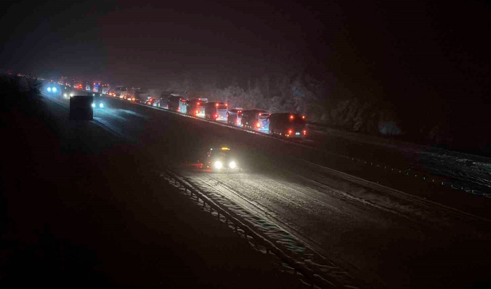 TEM otoyolu Bolu geçişinde kar engeli