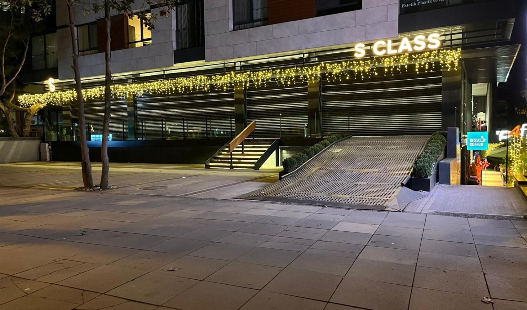 Kadıköy’de lüks oto galerisi boşaltıldı