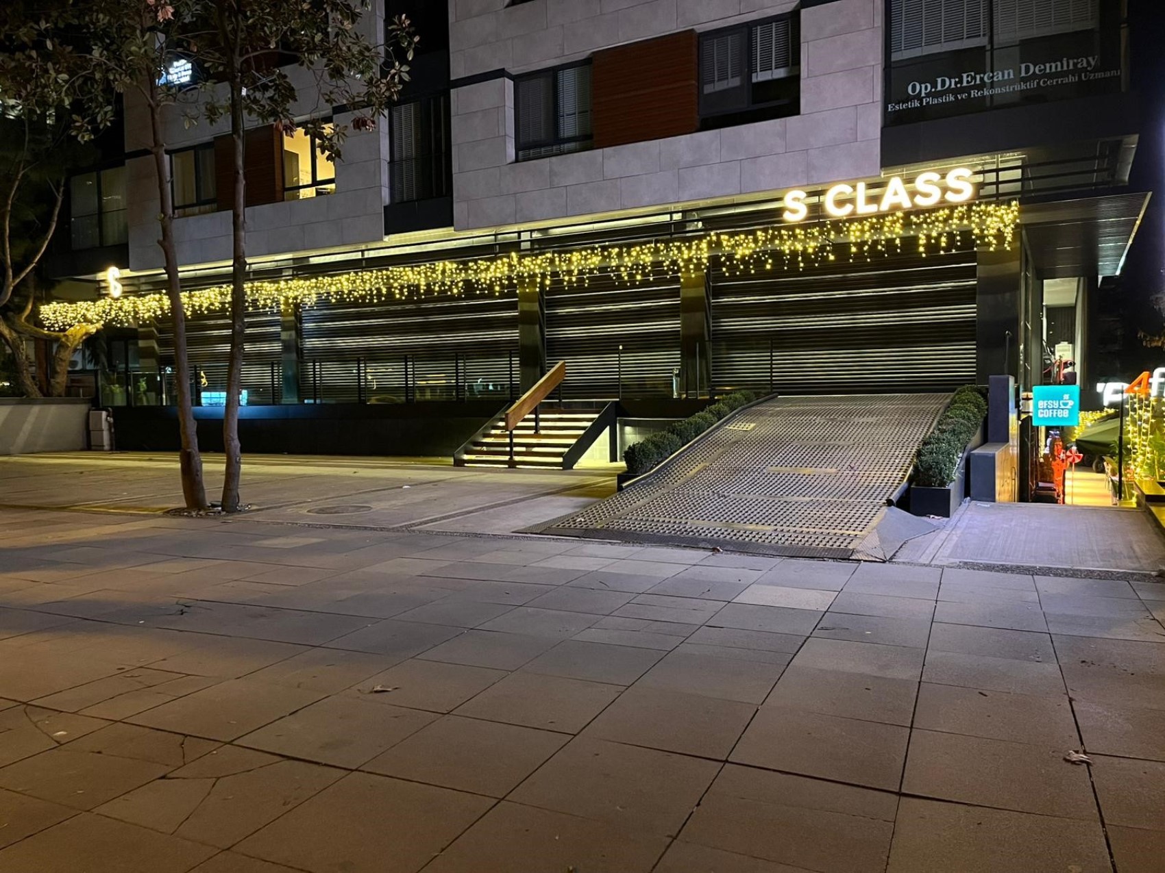 Kadıköy’de lüks oto galerisi boşaltıldı: 11 milyar TL’lik vurgun iddiası