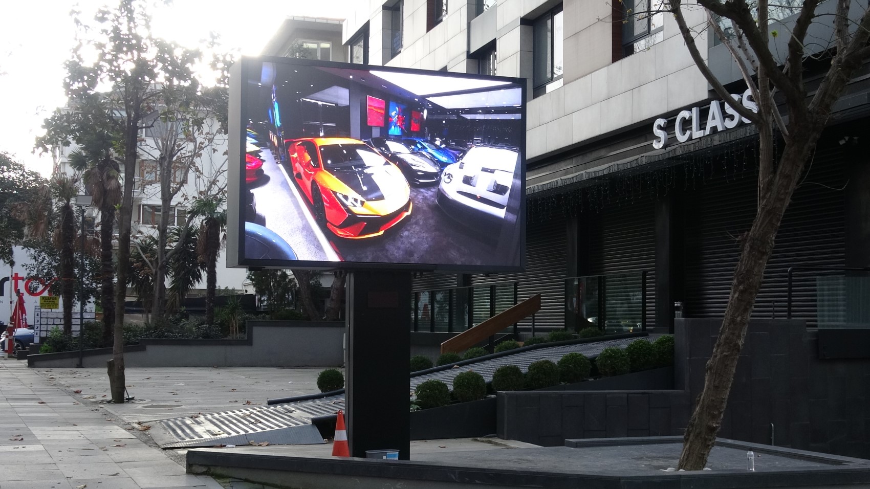 Kadıköy’de lüks oto galerisi boşaltıldı: 11 milyar TL’lik vurgun iddiası