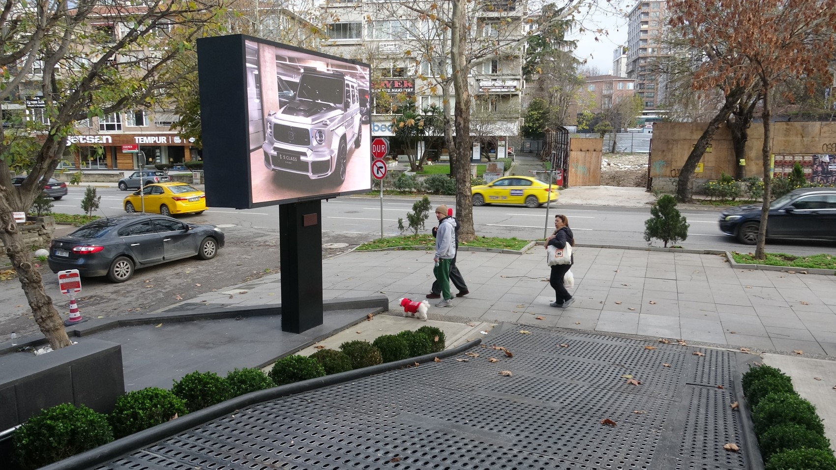 Kadıköy’de lüks oto galerisi boşaltıldı: 11 milyar TL’lik vurgun iddiası