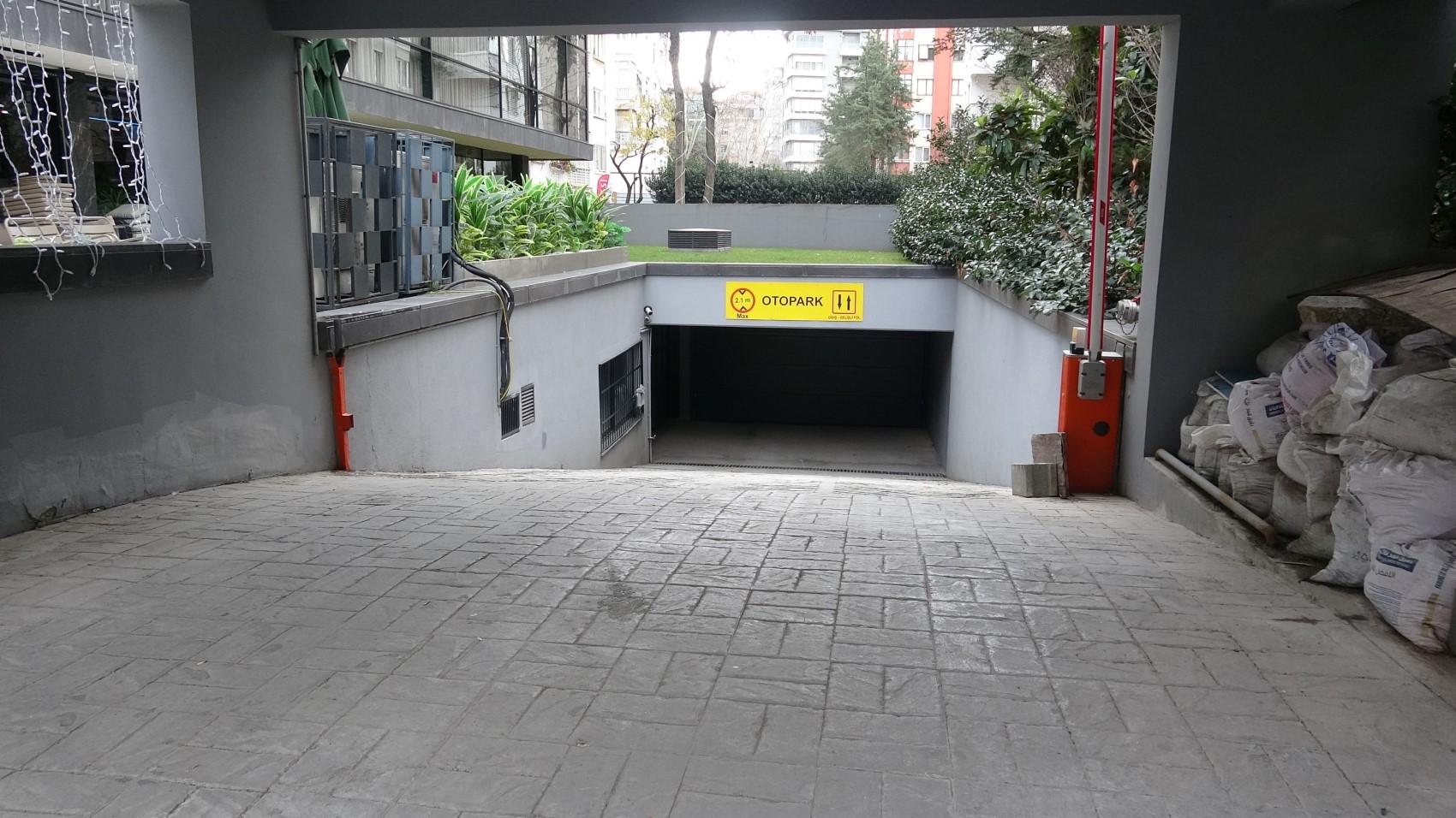 Kadıköy’de lüks oto galerisi boşaltıldı: 11 milyar TL’lik vurgun iddiası