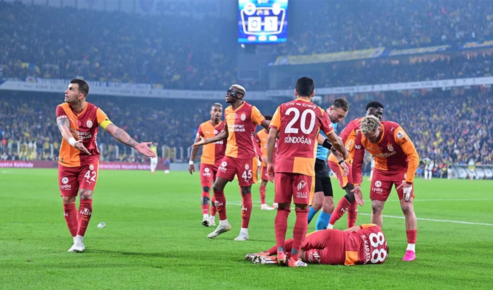 Derbide sahaya çakmak atan taraftara men cezası