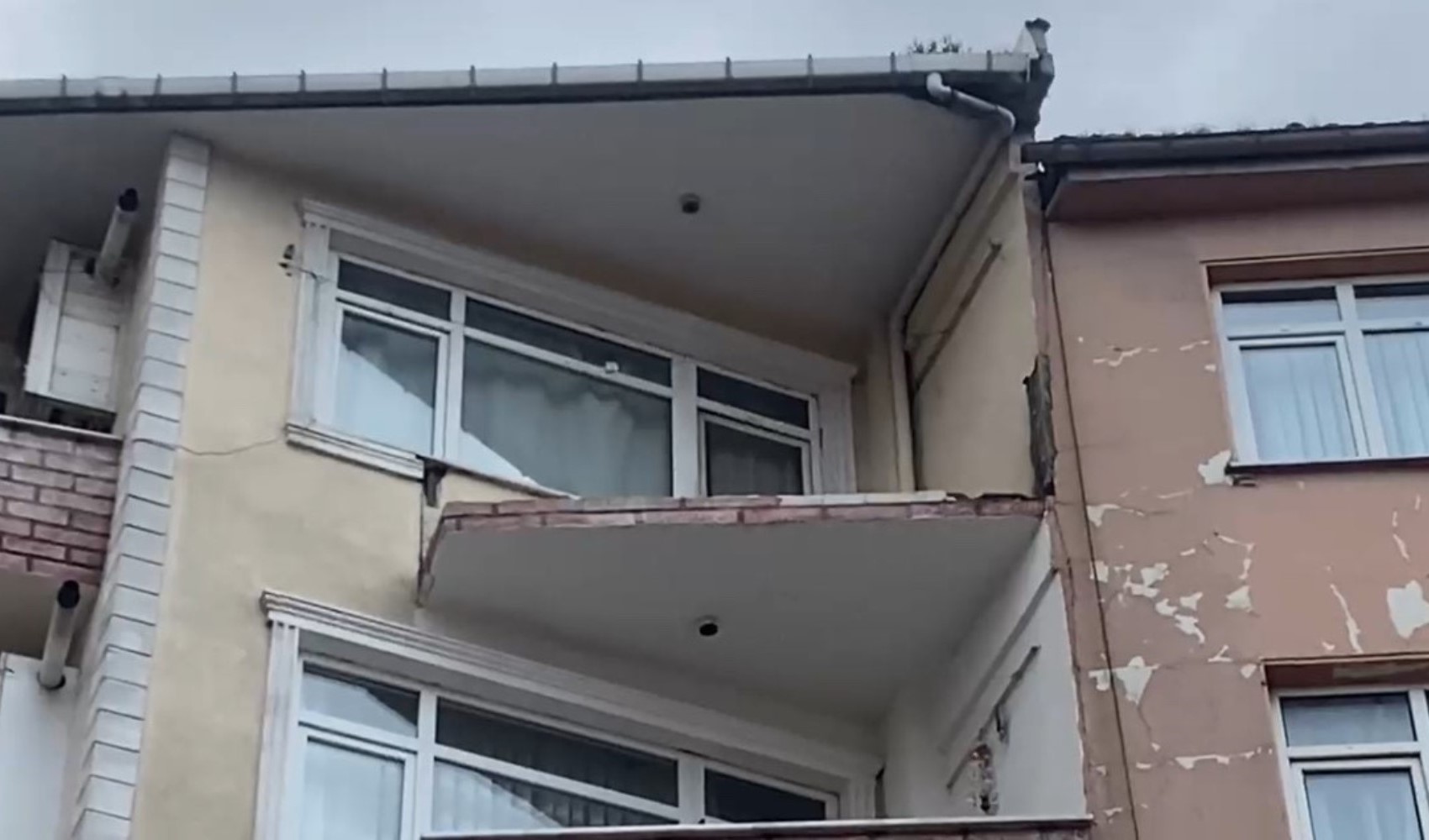 Güngören’de 5 katlı binada balkon çöktü