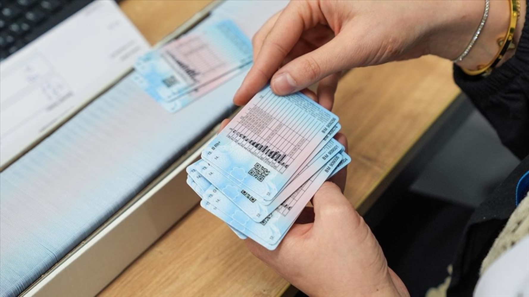 Yeni yıl zam yağmuruyla başlayacak: 2026 yılındaki pasaport ve ehliyet ücretleri netleşti!