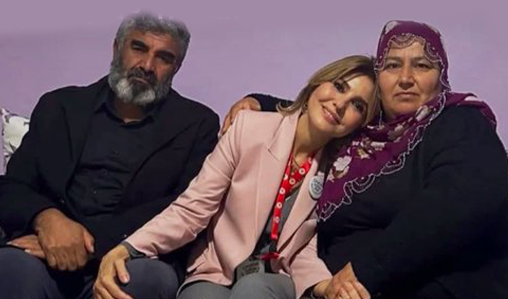 Rojin'in kız kardeşinden Gülben Ergen'e destek