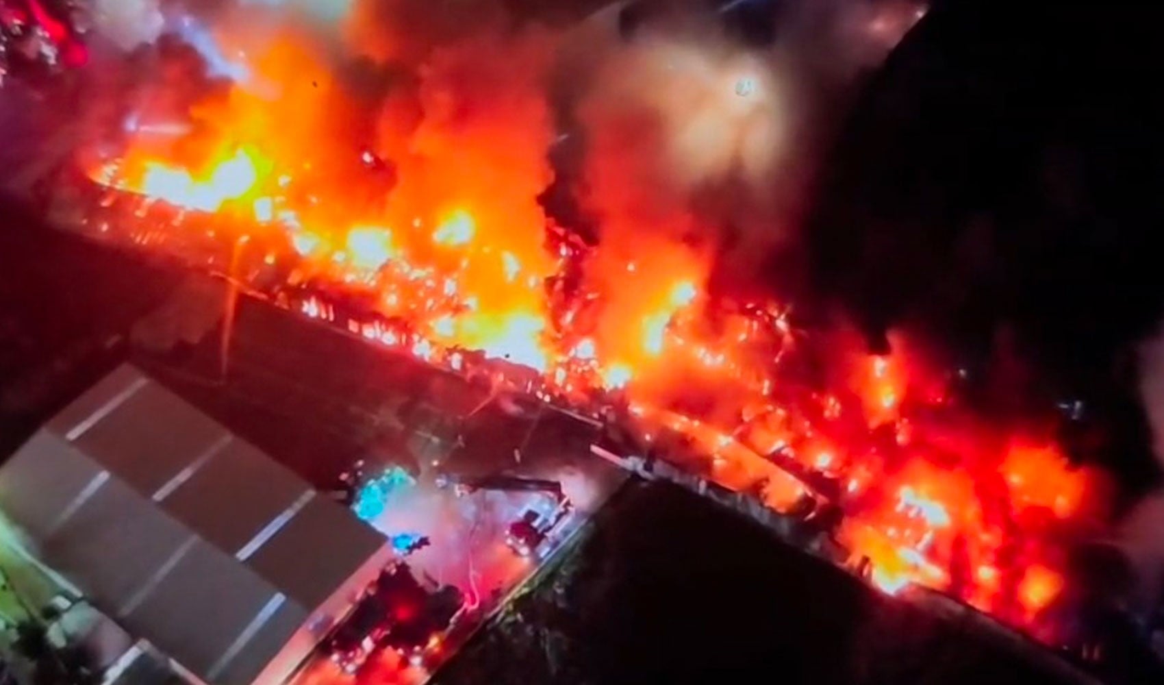 Esenyurt’taki fabrika yangını saatlerdir devam ediyor: Peş peşe patlama sesleri geldi