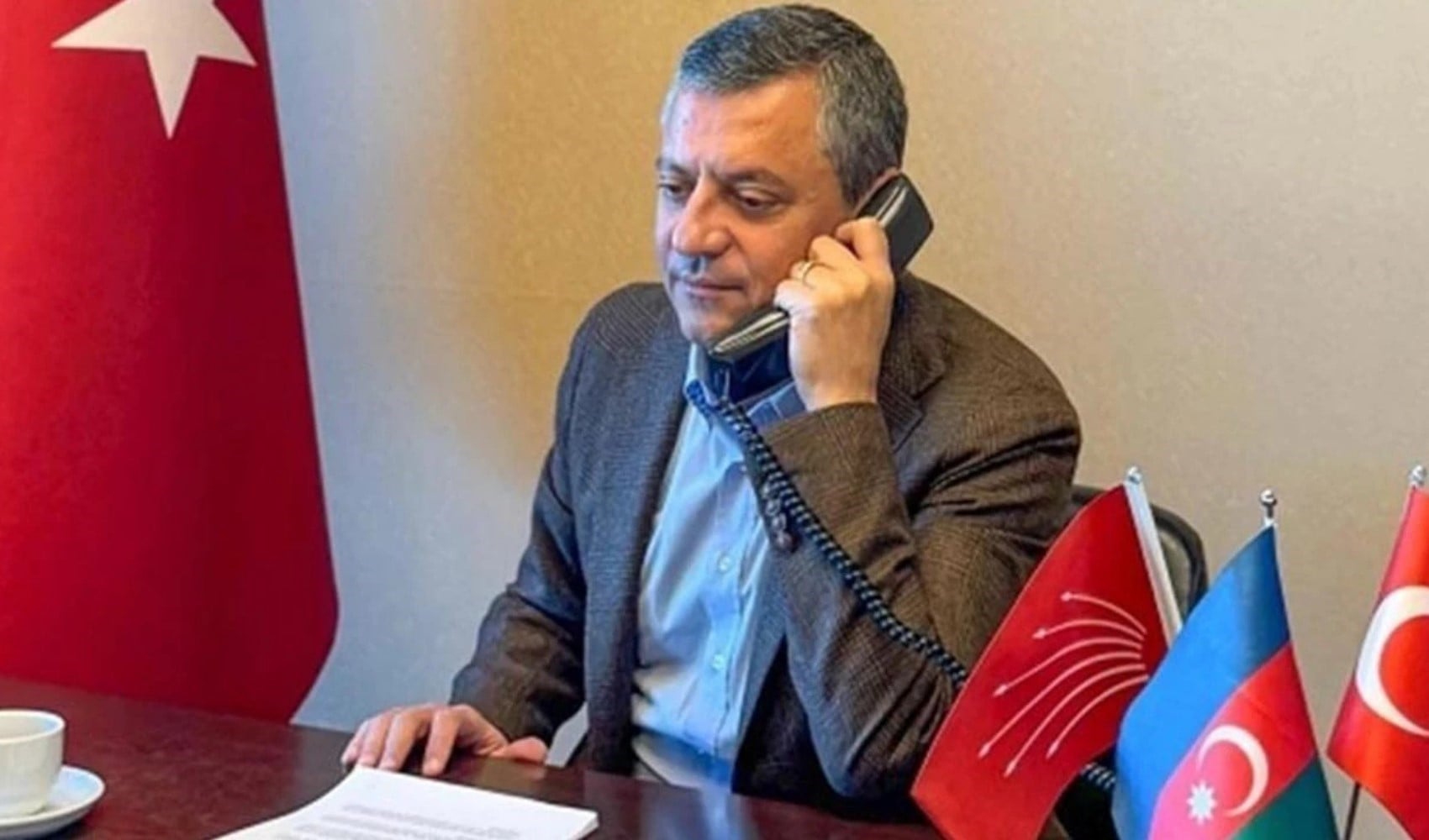 Özgür Özel siyasilerin yeni yılını kutladı: Sadece o ismi aramadı