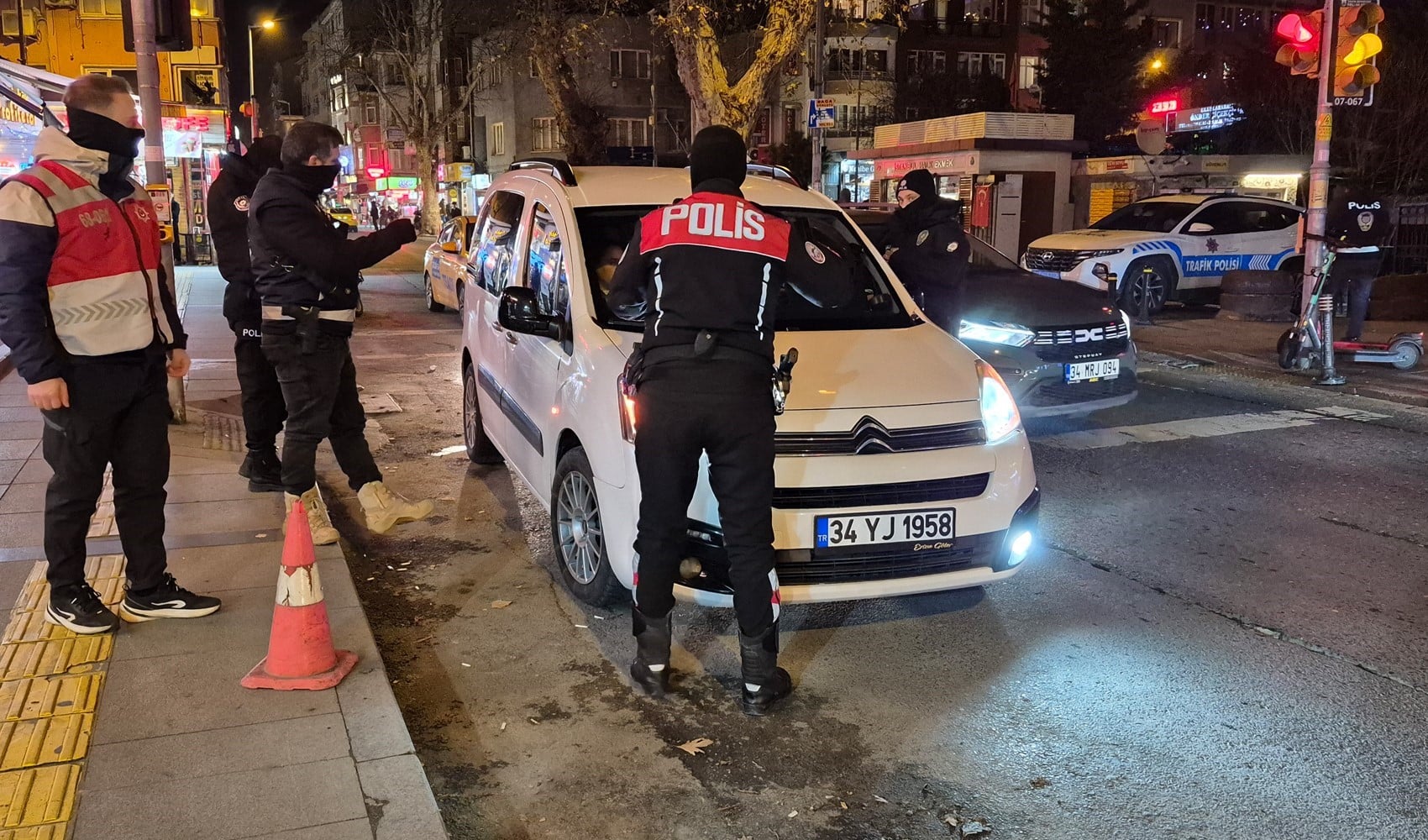 Beşiktaş Ortaköy'de yılbaşı için yoğun güvenlik tedbirleri