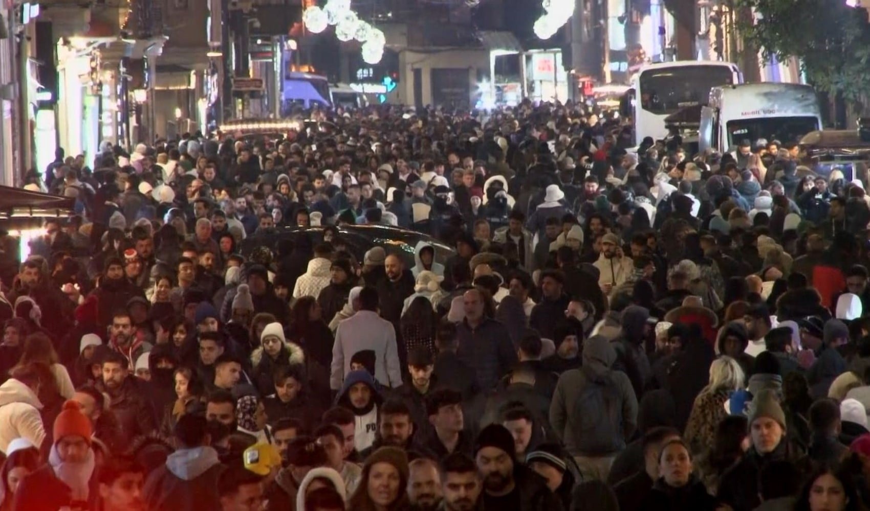 İstiklal Caddesi'ndeki yoğunluk havadan görüntülendi