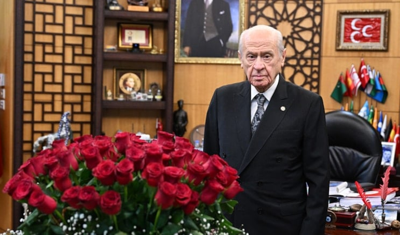 Erdoğan, Bahçeli'ye gül aldı