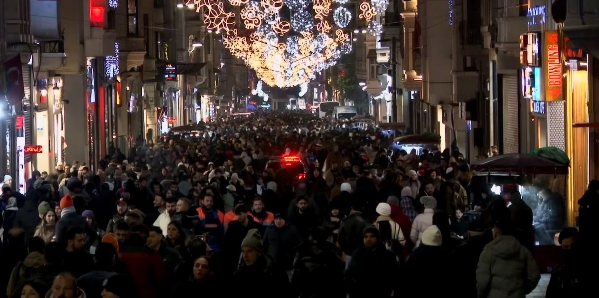 İstiklal Caddesi'ndeki yoğunluk havadan görüntülendi
