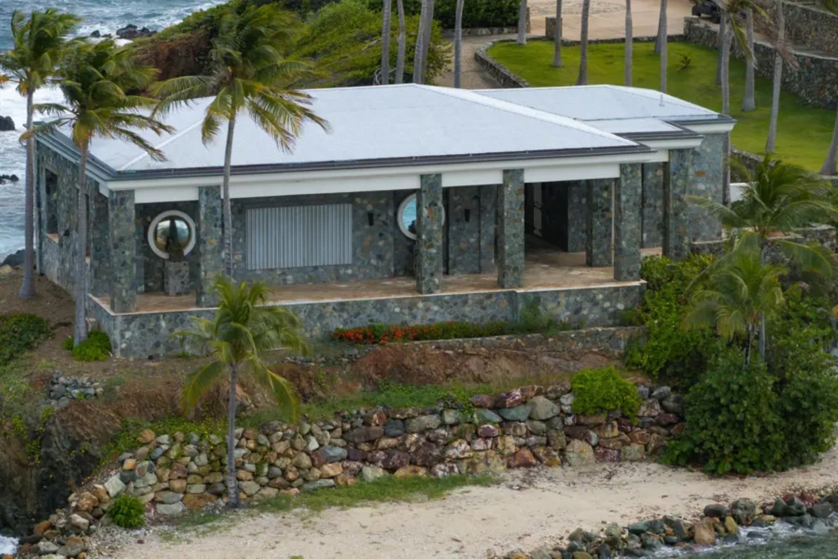 Epstein skandalının yaşandığı adadan ilk fotoğraflar! 'Tüyler ürpertici manzara'