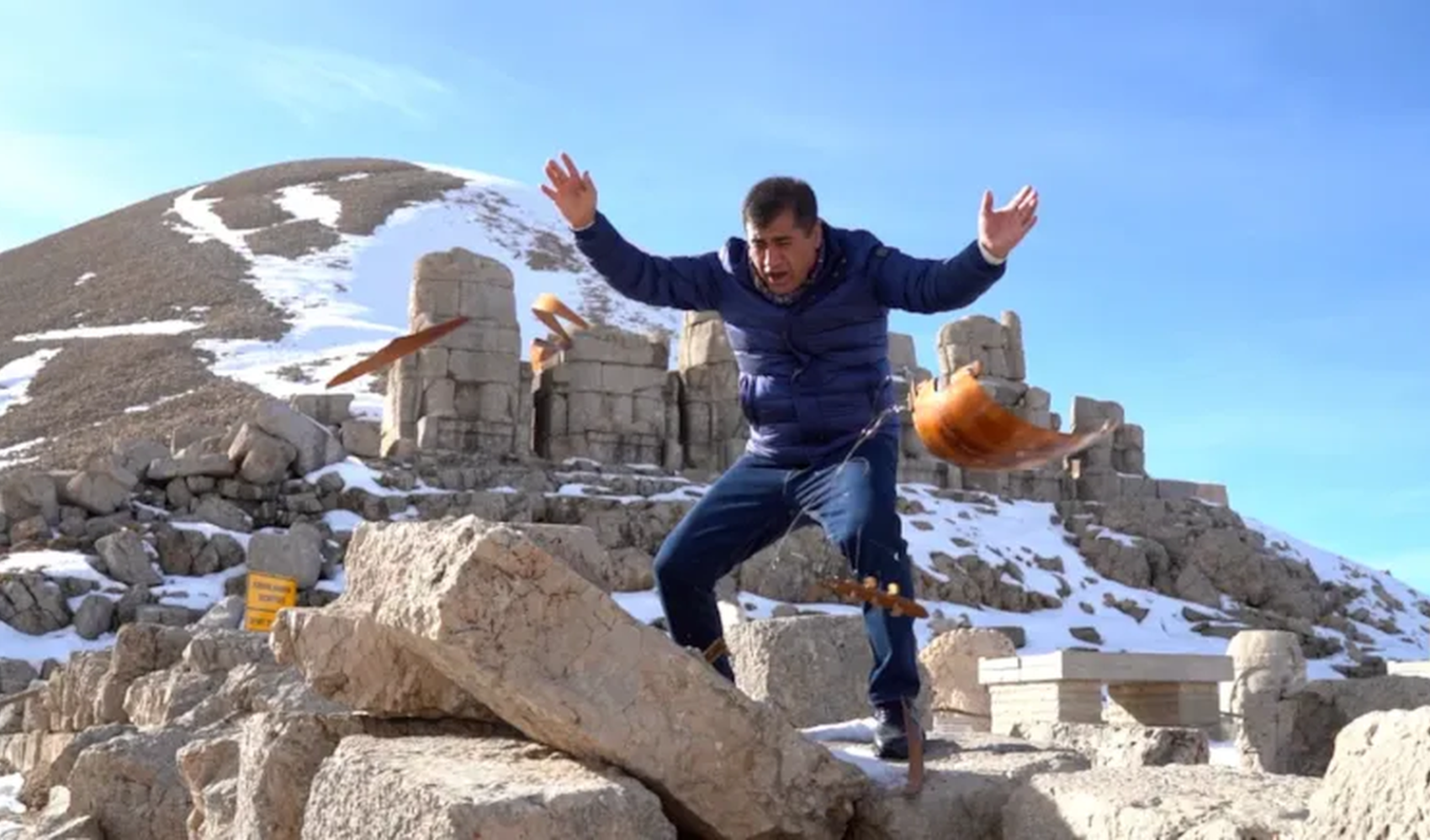 Yapay zekaya tepki göstermişti: Nemrut Dağı'nda sazını parçalayan türkücüye soruşturma