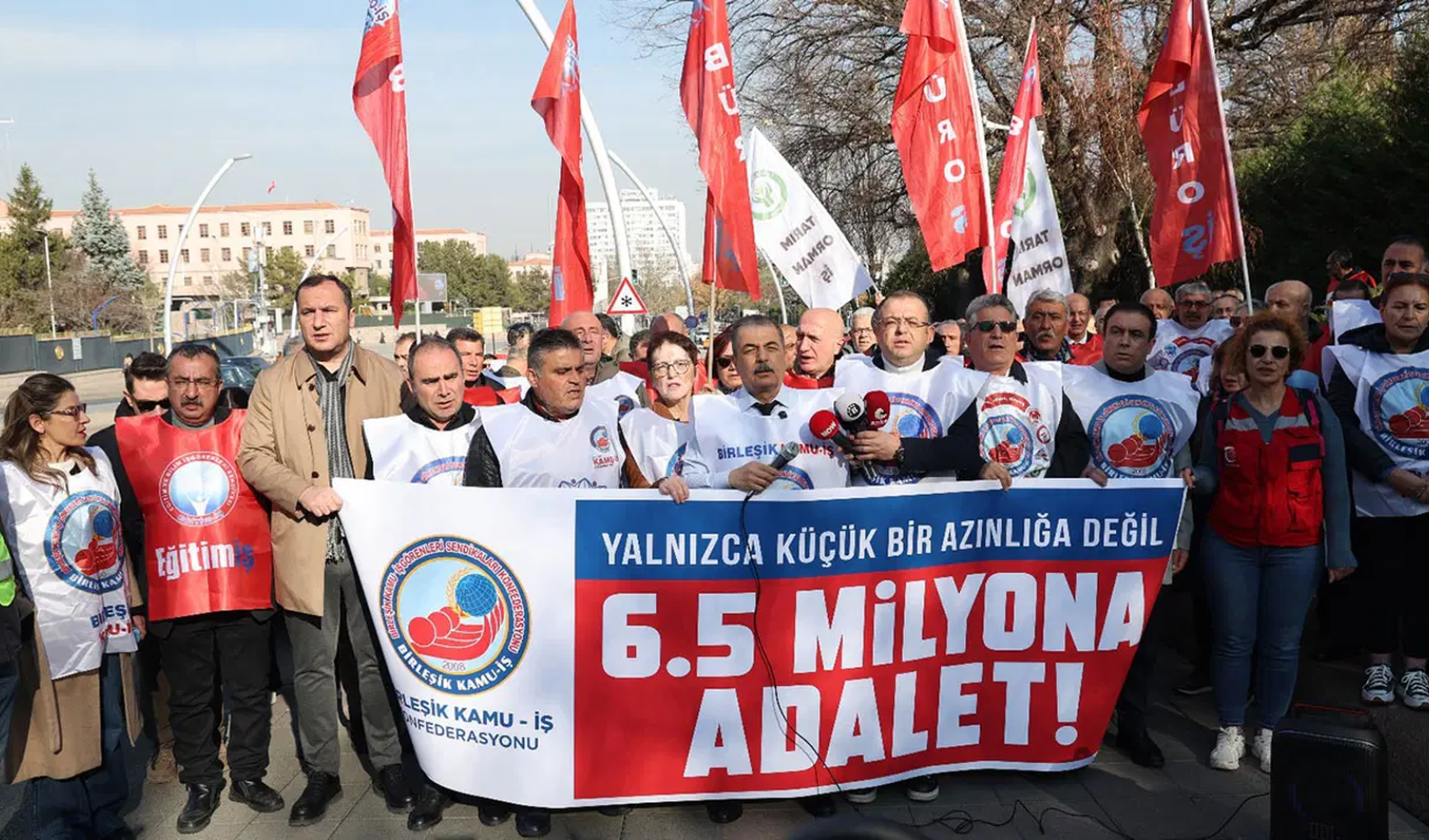 Kamu çalışanları maaş adaletsizliğine tepki gösterdi